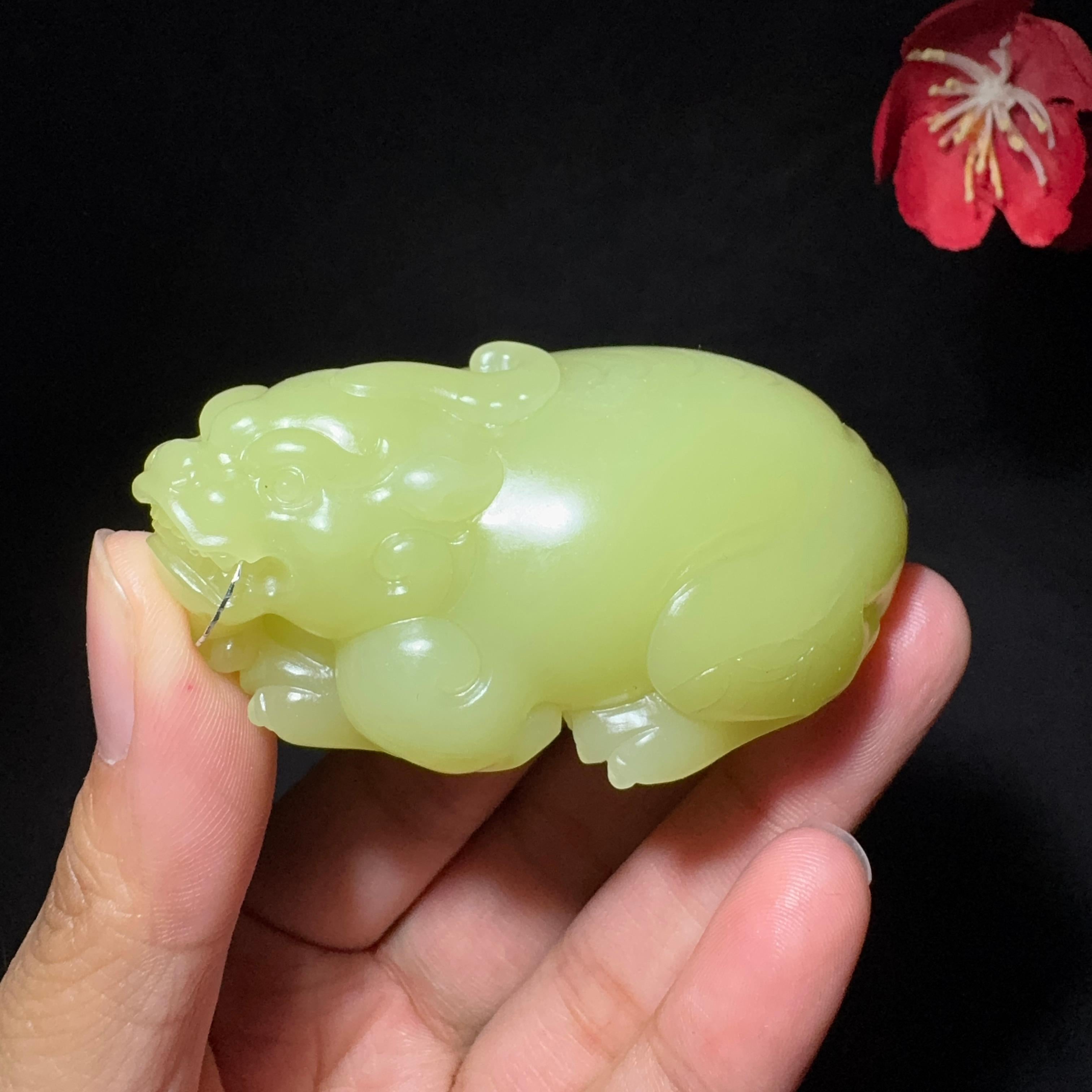 和田玉黄口手把件貔貅（97.9g）