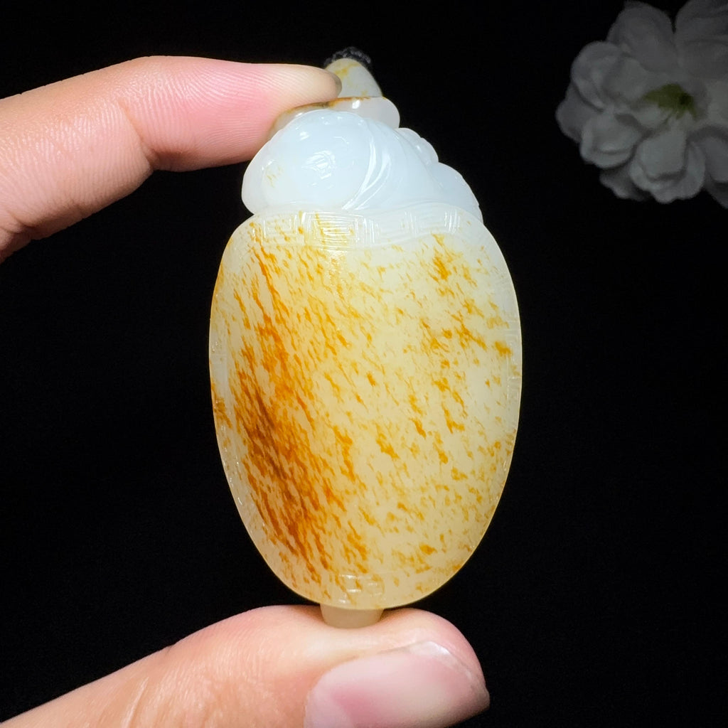 高品质和田玉籽料手把件鹰嘴龟（60.9g）