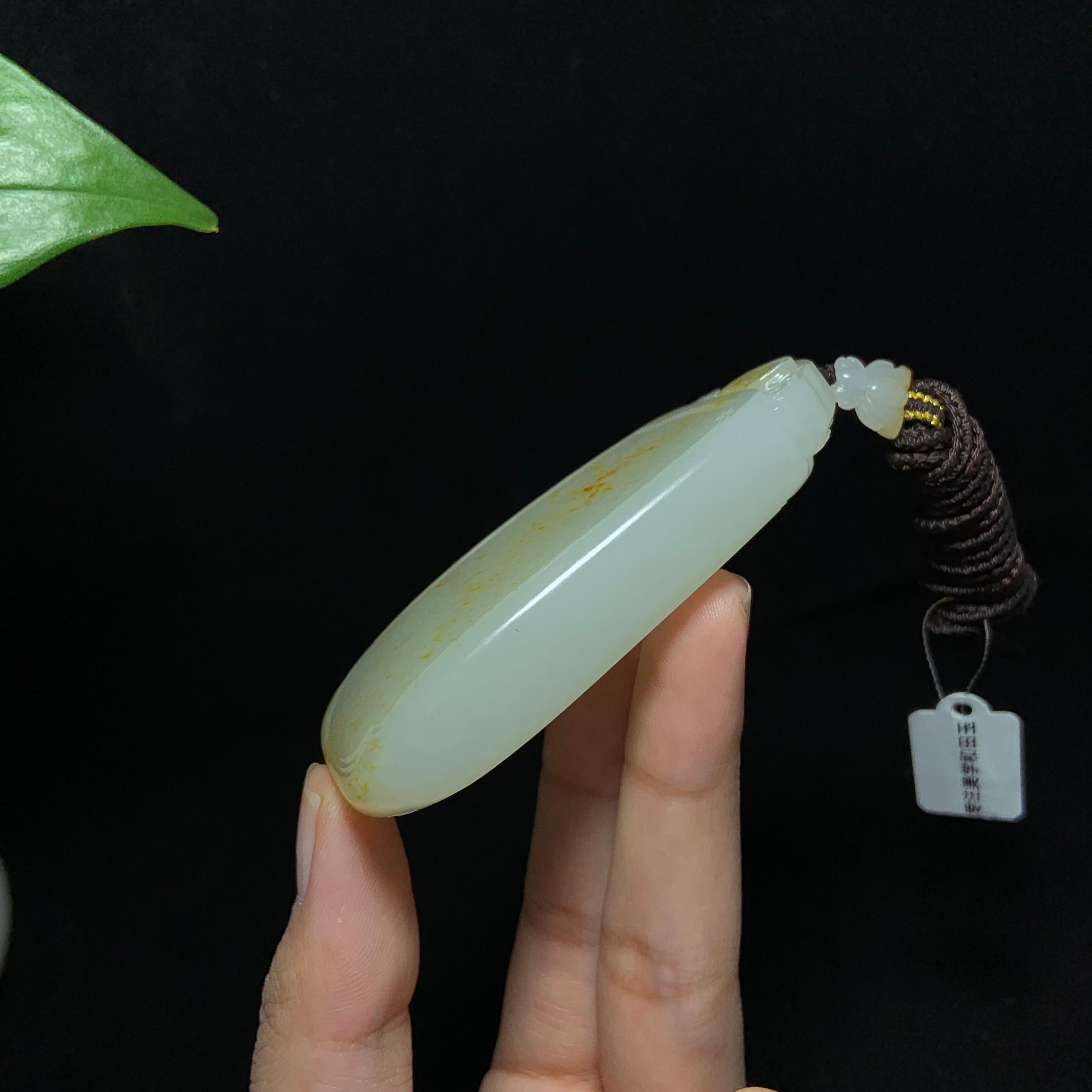 收藏级和田玉洒金皮籽料无事牌挂件（87.2g）