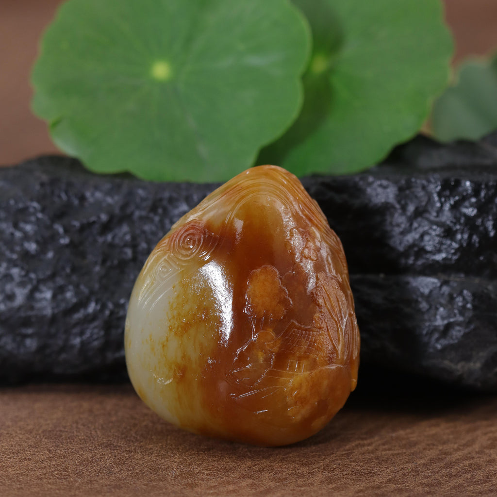 和田玉红皮花鸟题材随形吊坠（36.3g）