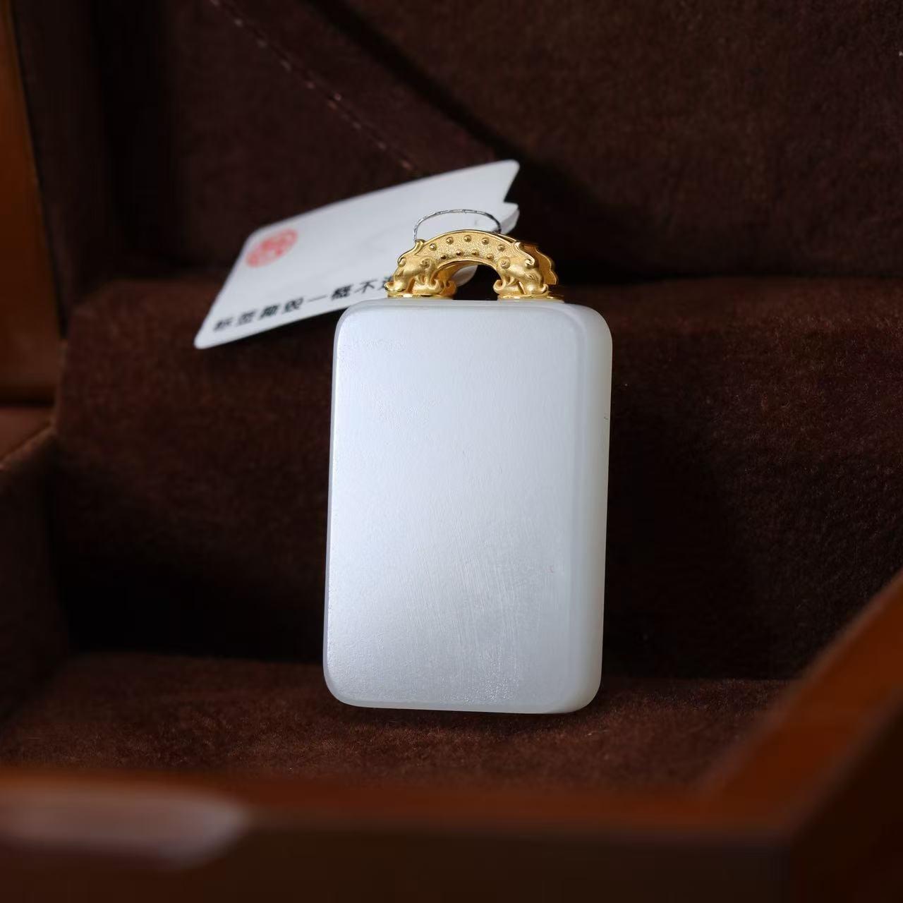 和田玉白玉镶金嵌籽料瑞兽挂坠（22.4g）