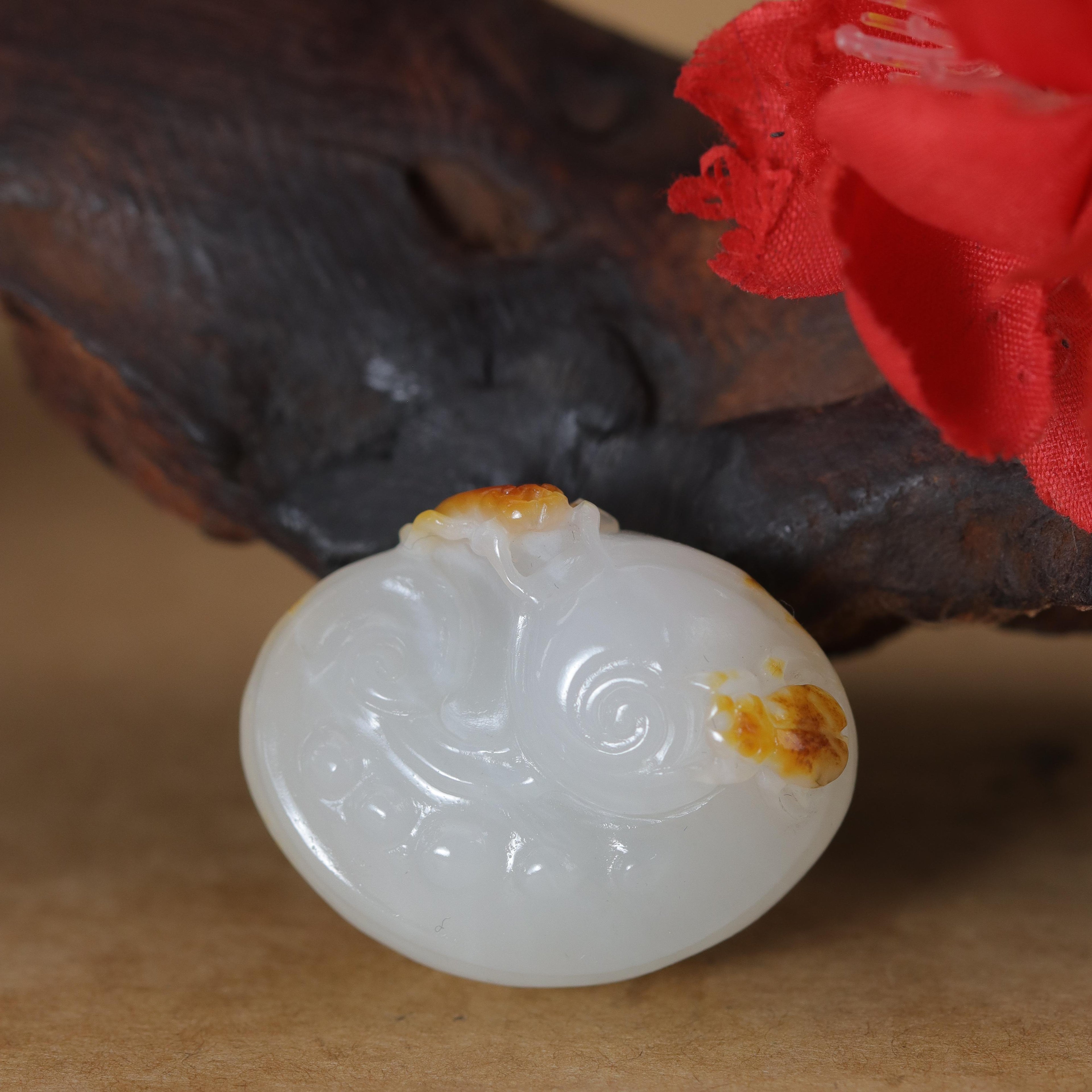 和田玉白玉带皮“如意双蝉”题材吊坠（17.9g）