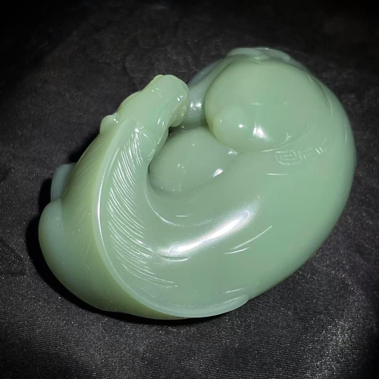 和田玉碧玉粉青马到成功手把件（107.8g）
