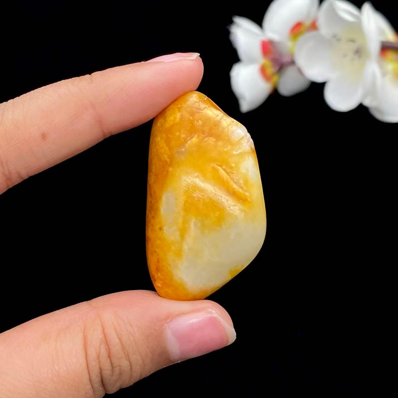 和田玉聚黄皮青花底籽料（82.5g） – 厚德载玉