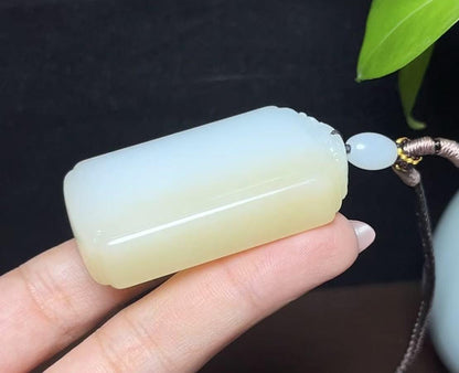 新疆和田玉且末料羊脂玉平安无事牌（53.7g）