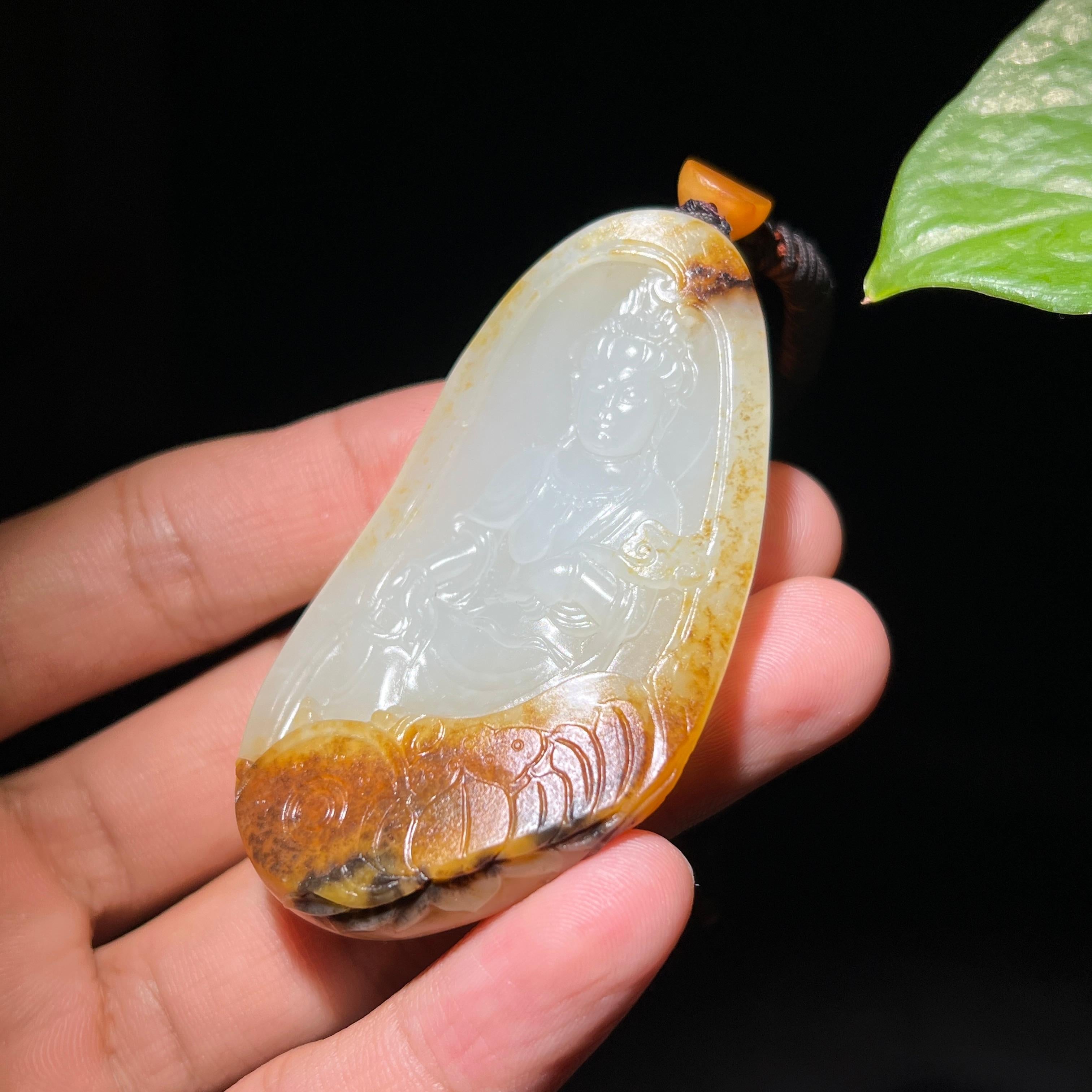 和田玉籽料黄沁皮观音挂件（54.7g）