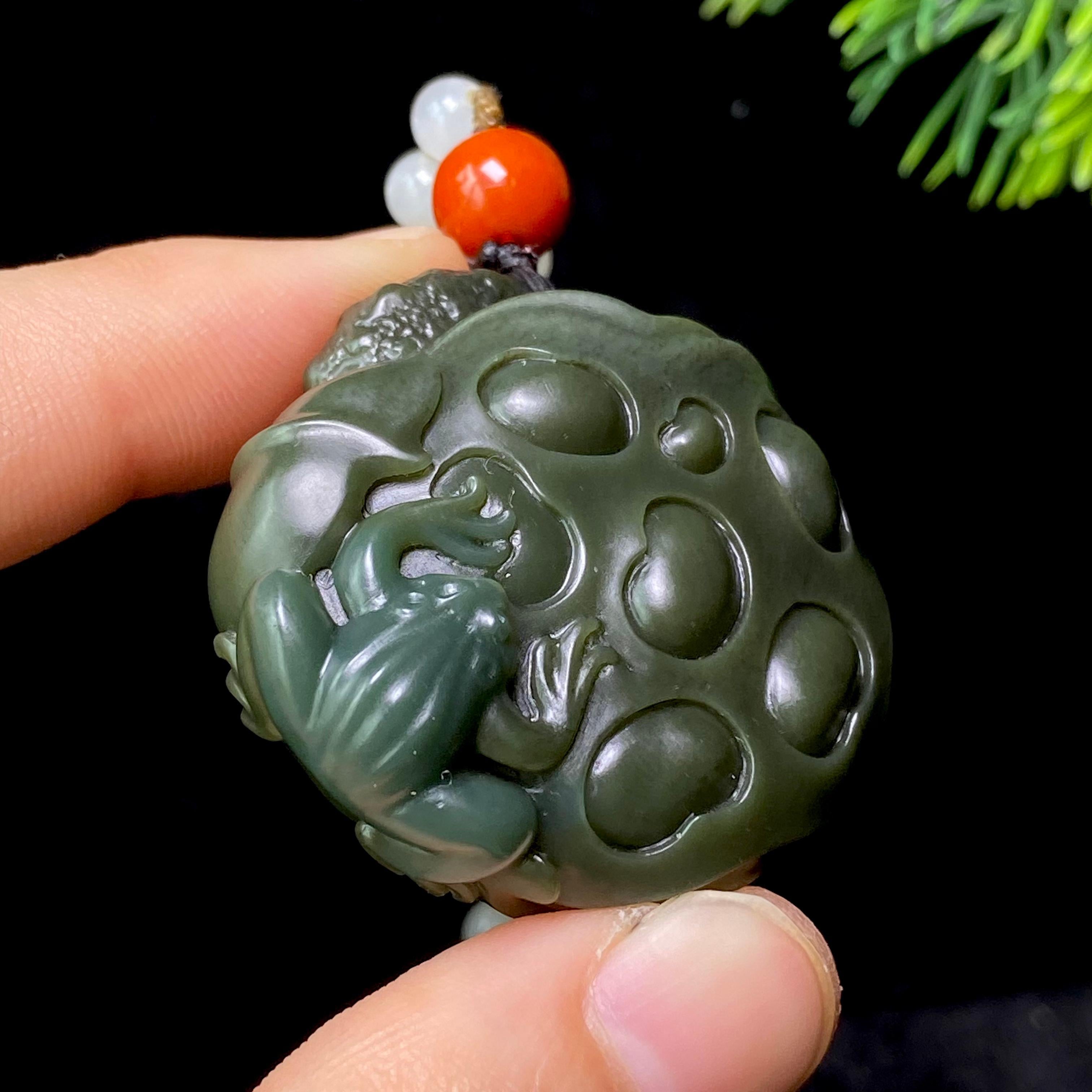 和田玉籽料沙枣青莲蓬青蛙（38.0g）
