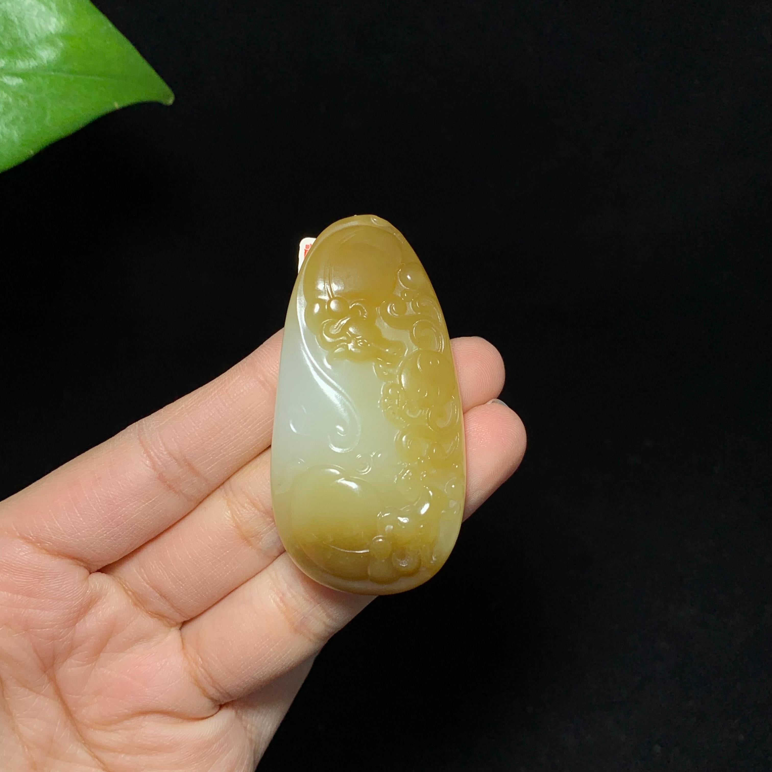 收藏级新疆且末羊脂糖白玉扭转乾坤挂件（41.8g）