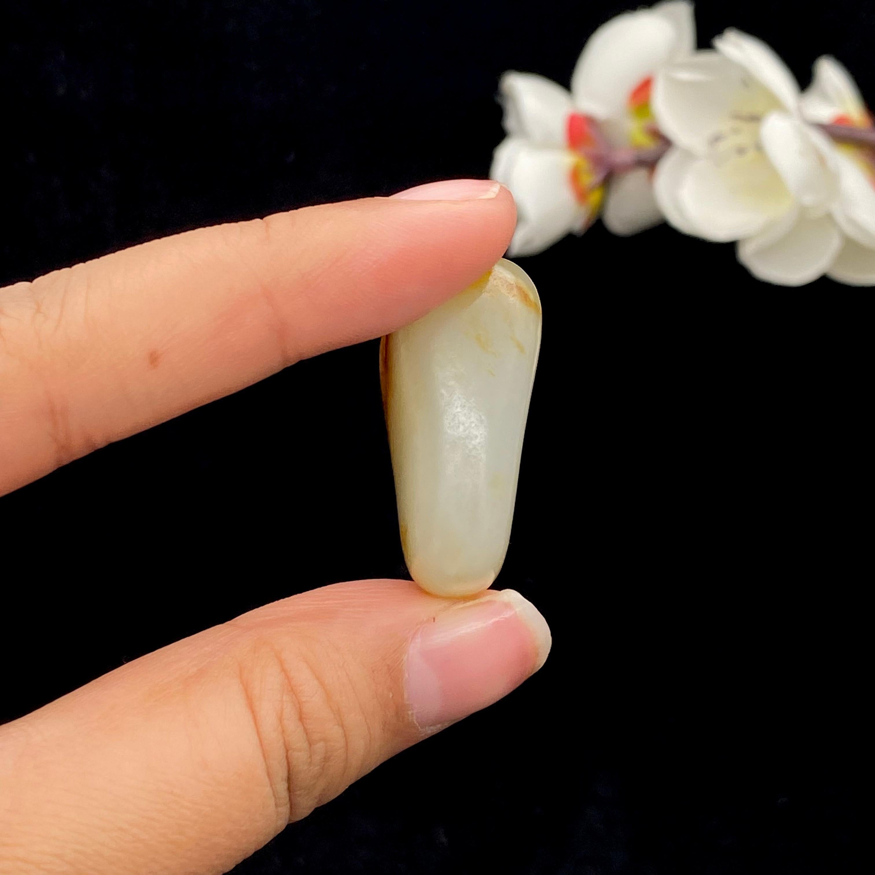 和田玉黄皮籽料（14.9g） – 厚德载玉