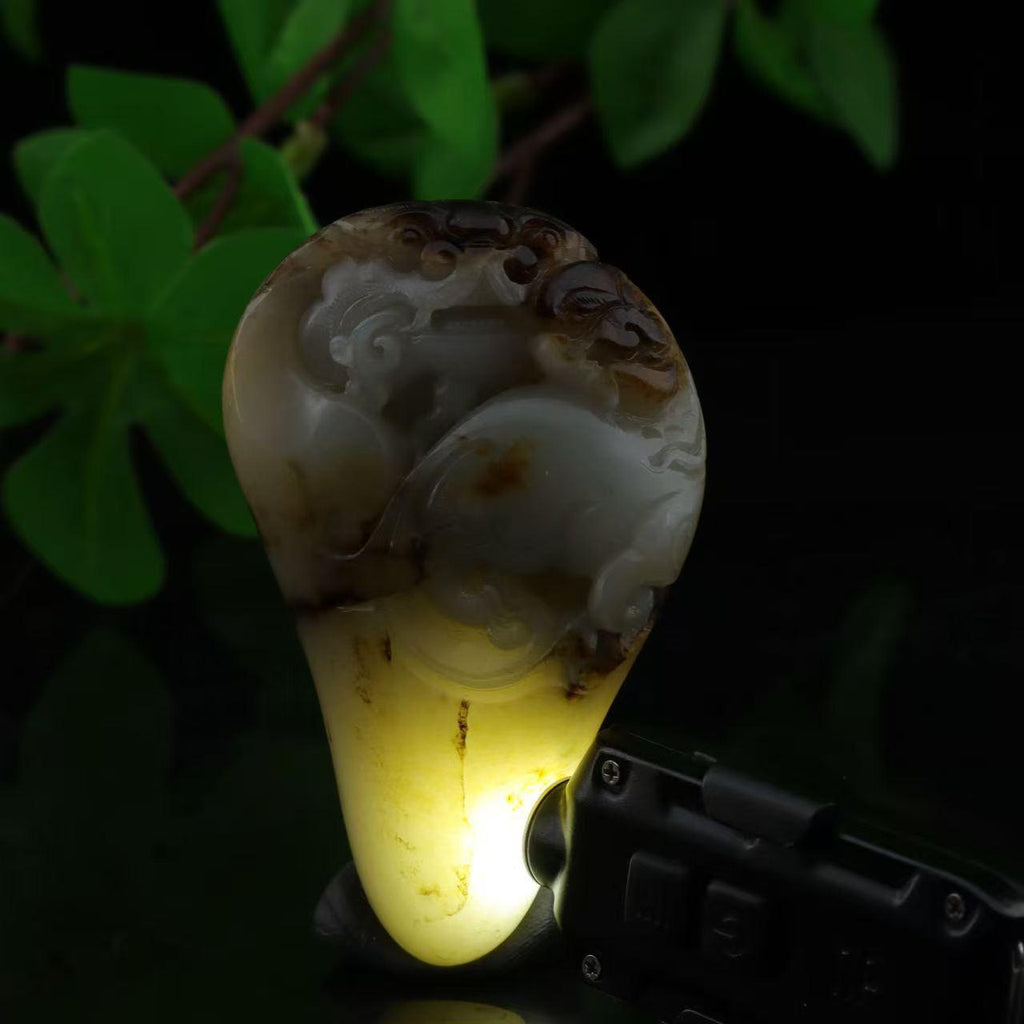 和田玉聚黑皮籽料瑞兽手把件（136.7g）