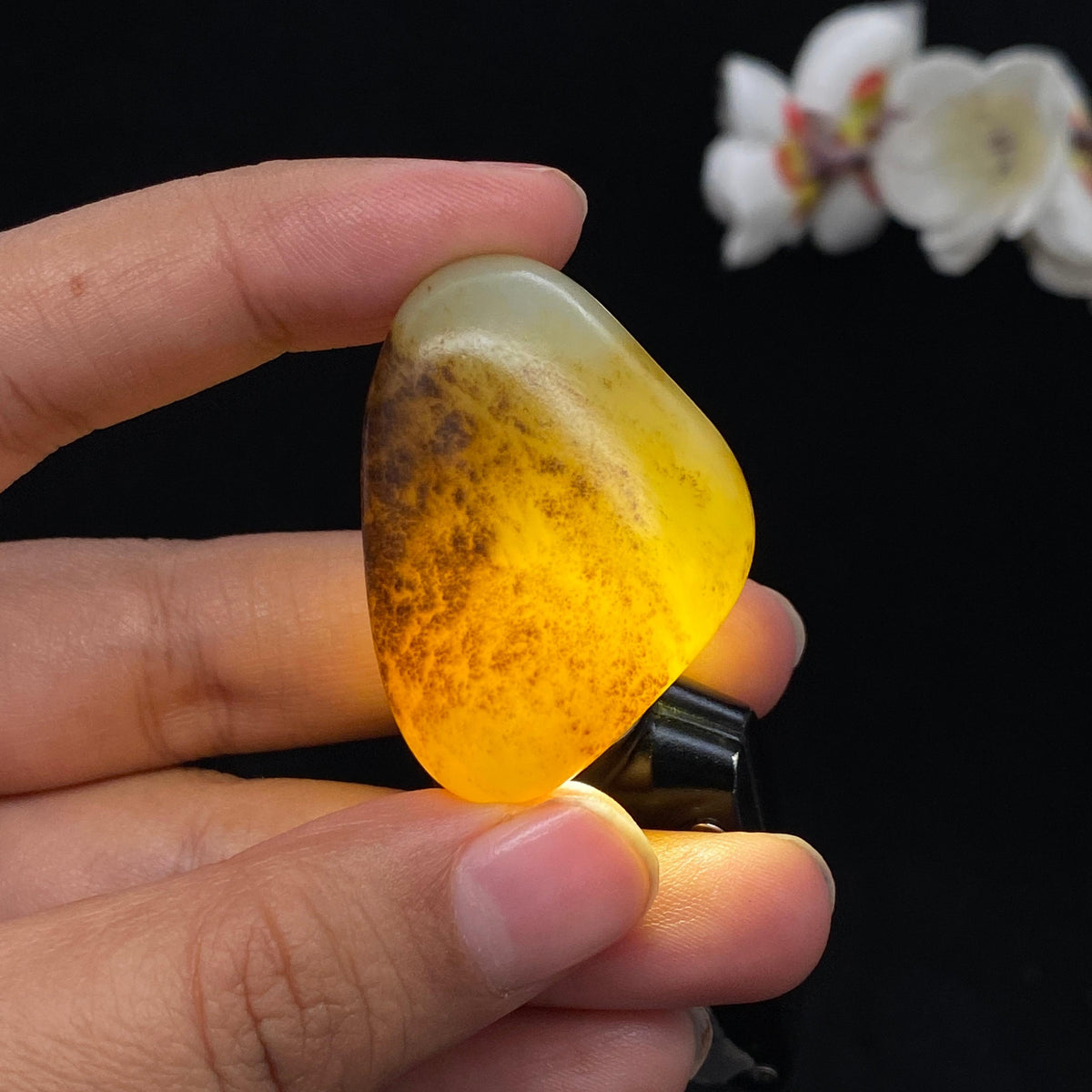 和田玉秋梨黄皮籽料挂件（31.7g）