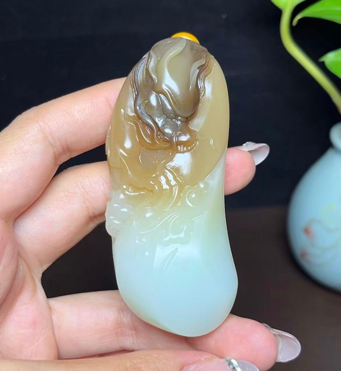 新疆和田玉且末料羊脂玉龙牌手把件（97.7g）