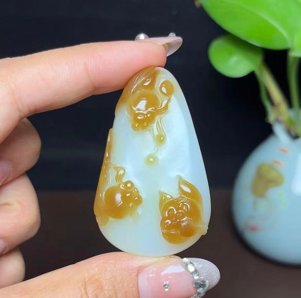 和田玉糖白羊脂玉年年有余（36.8g）