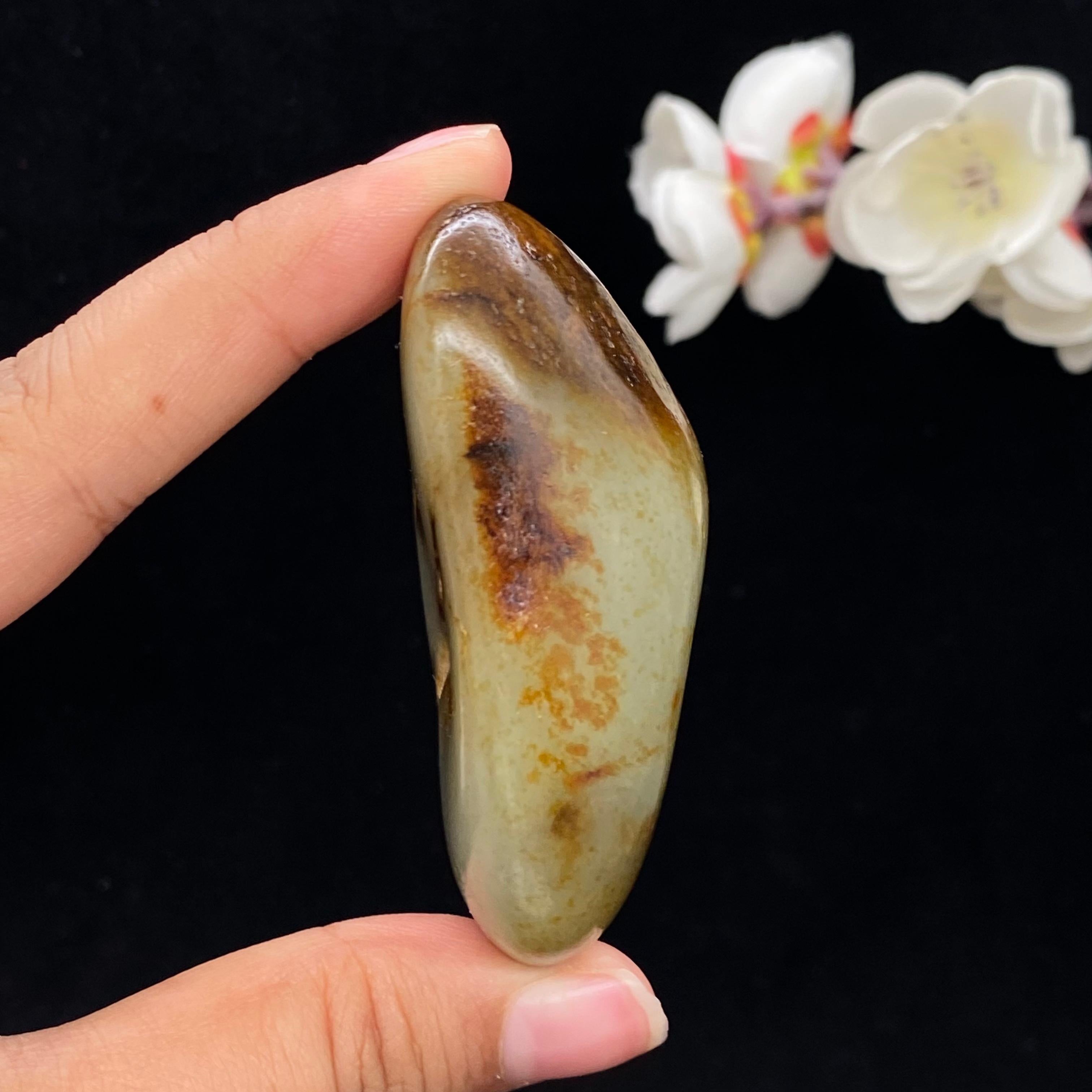 和田玉聚黄皮带翠籽料（103.9g）