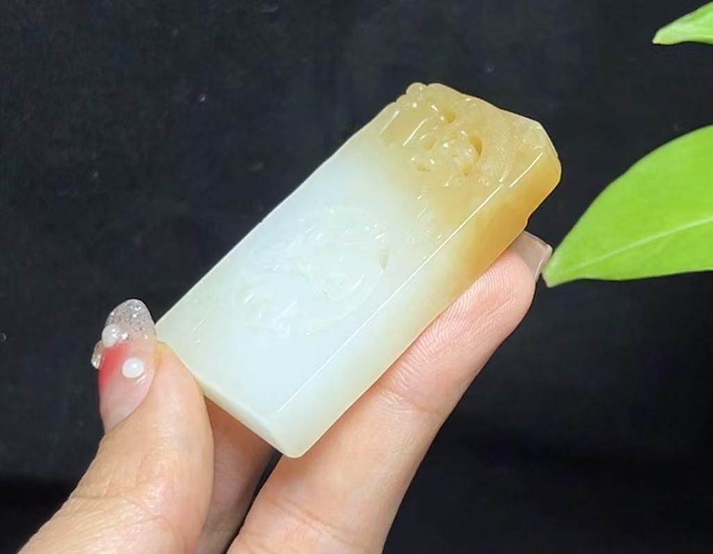 新疆和田玉且末糖羊脂玉龙凤牌（33.6g）