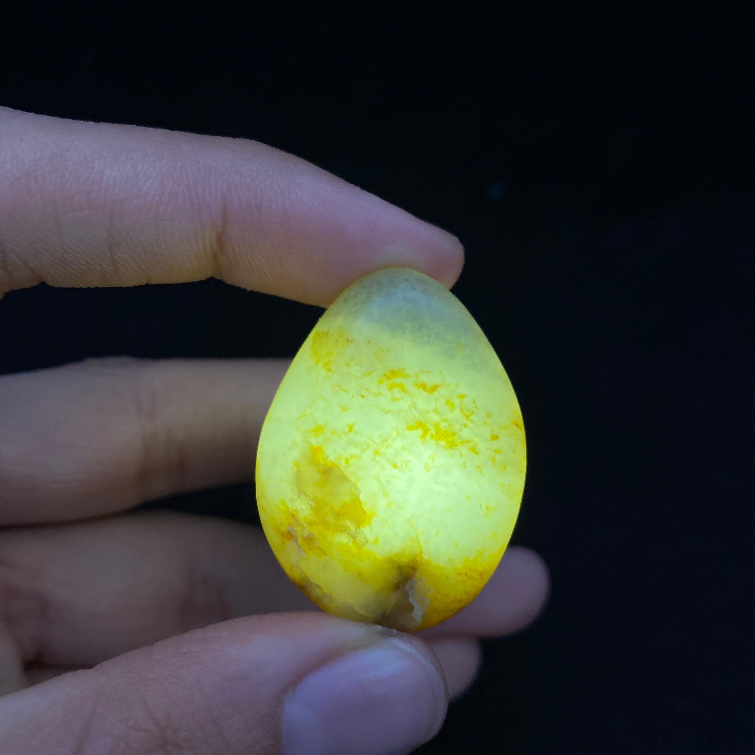 【超值推荐】和田玉聚黄皮籽料原石（19.4g）