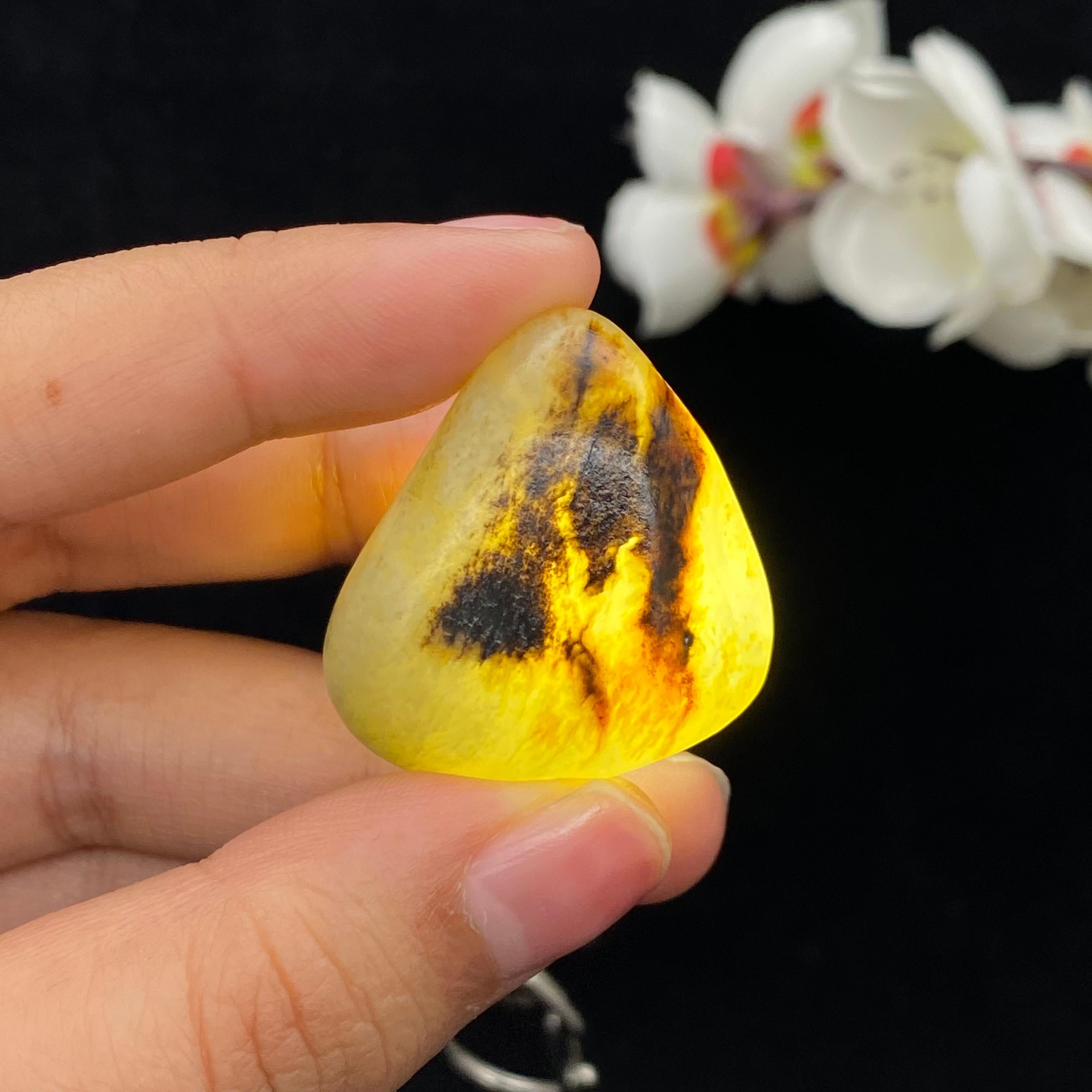 和田玉黑黄皮青花底籽料（23.6g） – 厚德载玉