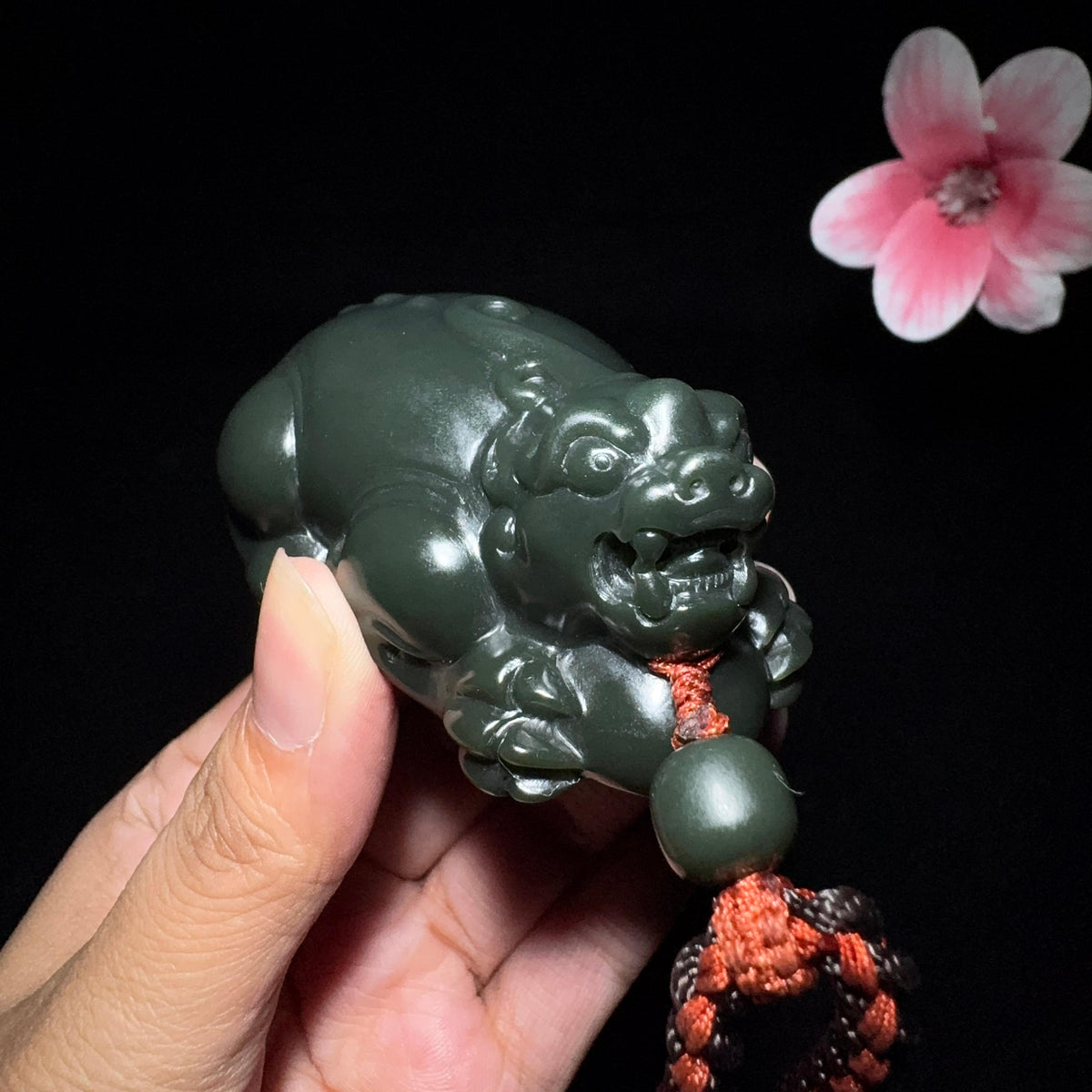 和田玉沙枣青貔貅手把件（151.8g）