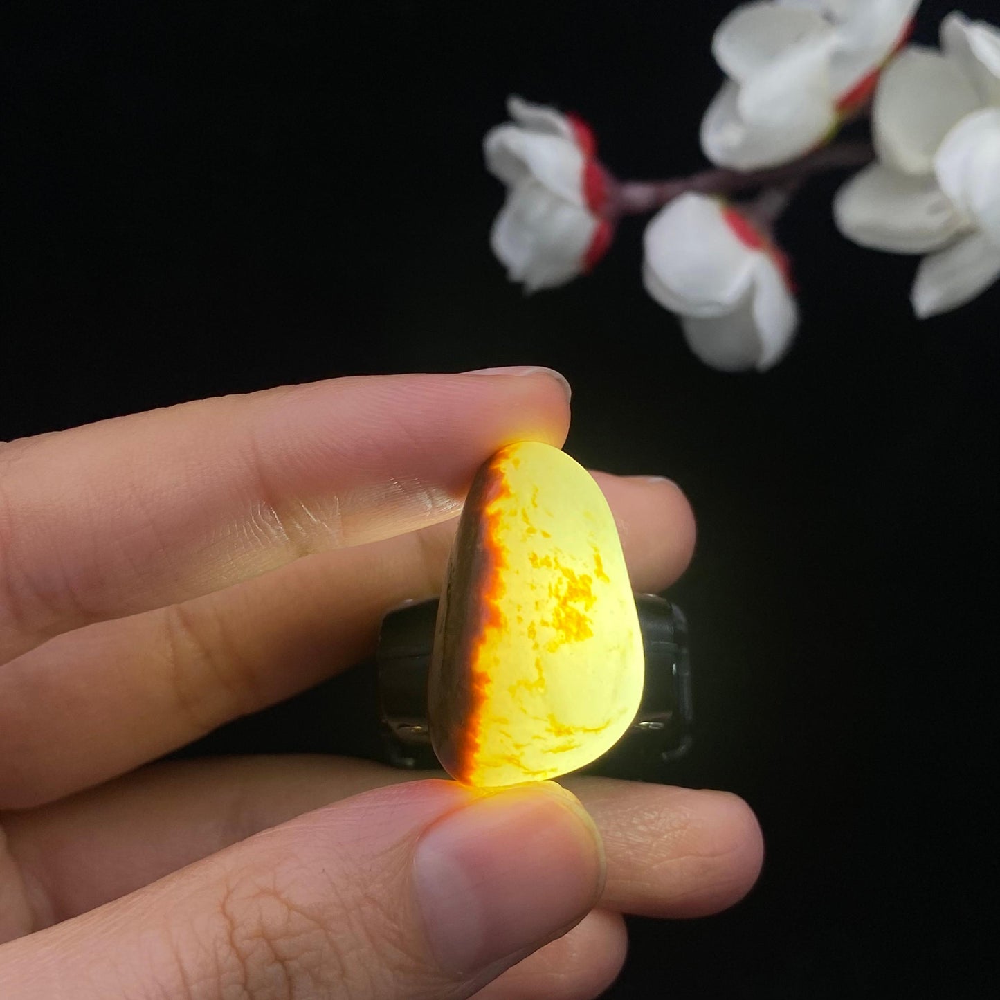 和田玉聚红皮籽料原石（7.9g）