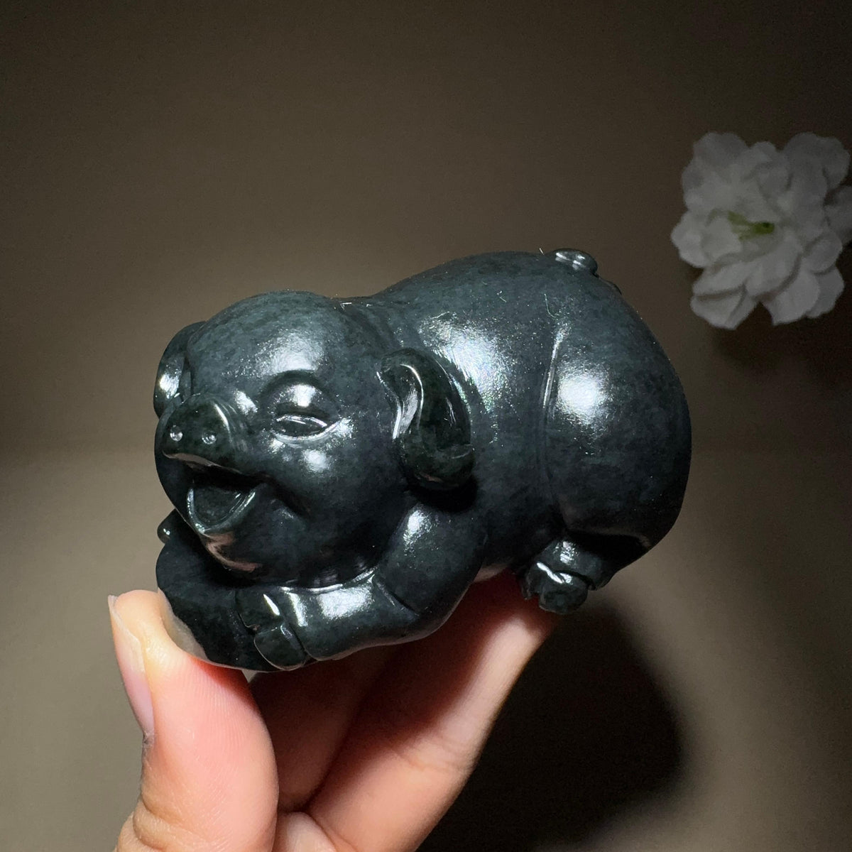 和田黑青手把件猪（210.7g）
