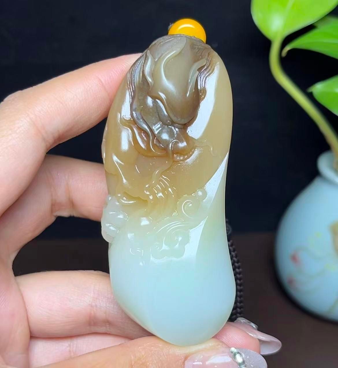 新疆和田玉且末料羊脂玉龙牌手把件（97.7g）