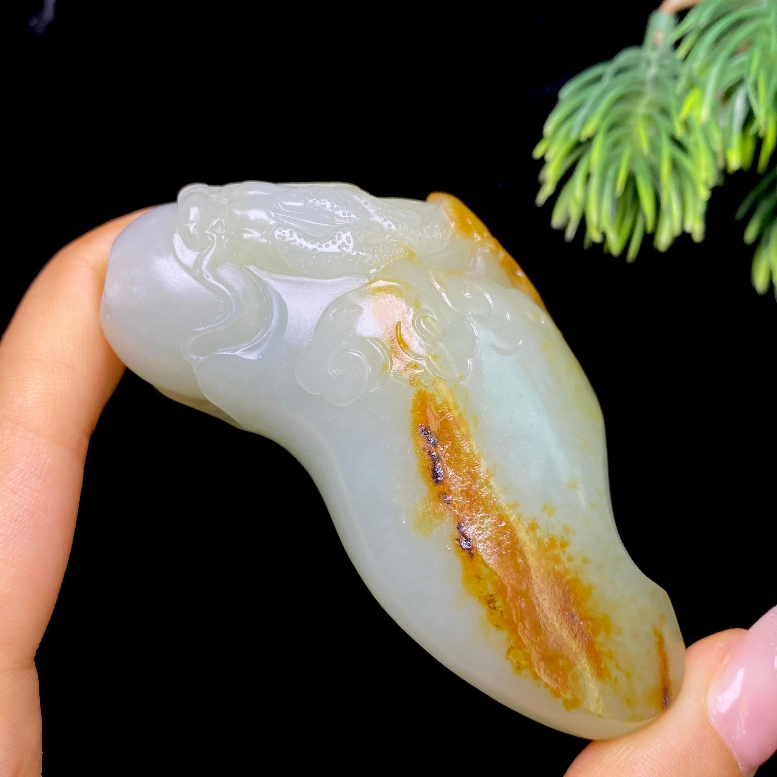 和田玉籽料龙行天下手把件（136.2g）