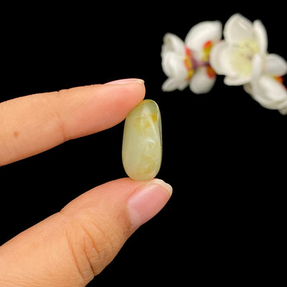 和田玉黄皮带翠籽料原石（6.6g）