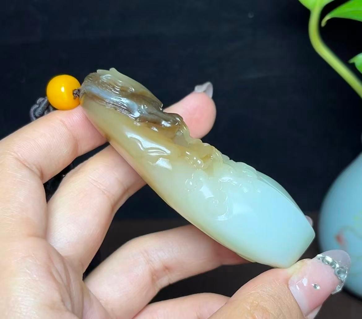新疆和田玉且末料羊脂玉龙牌手把件（97.7g）