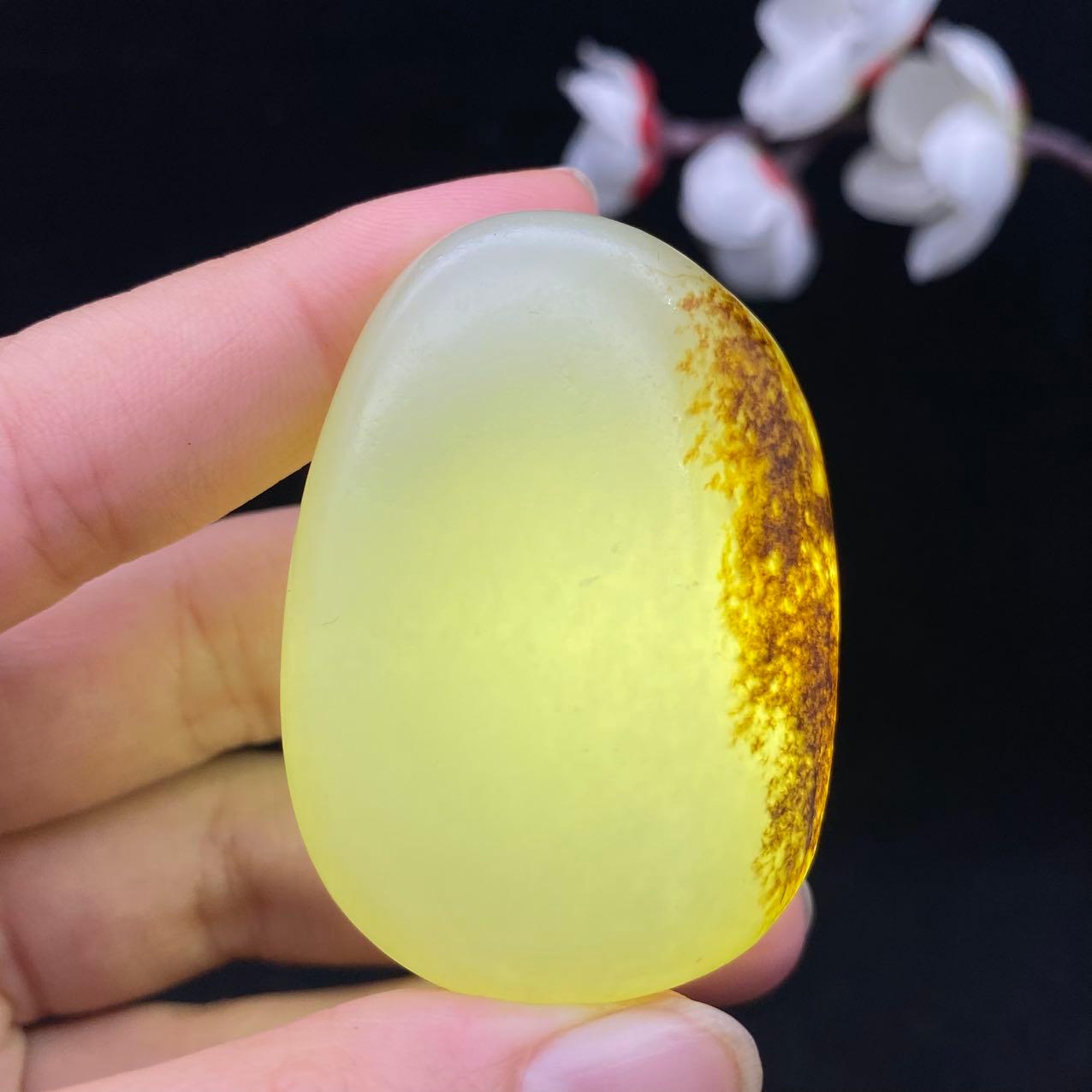 和田玉秋梨皮籽料手把件（61.7g）