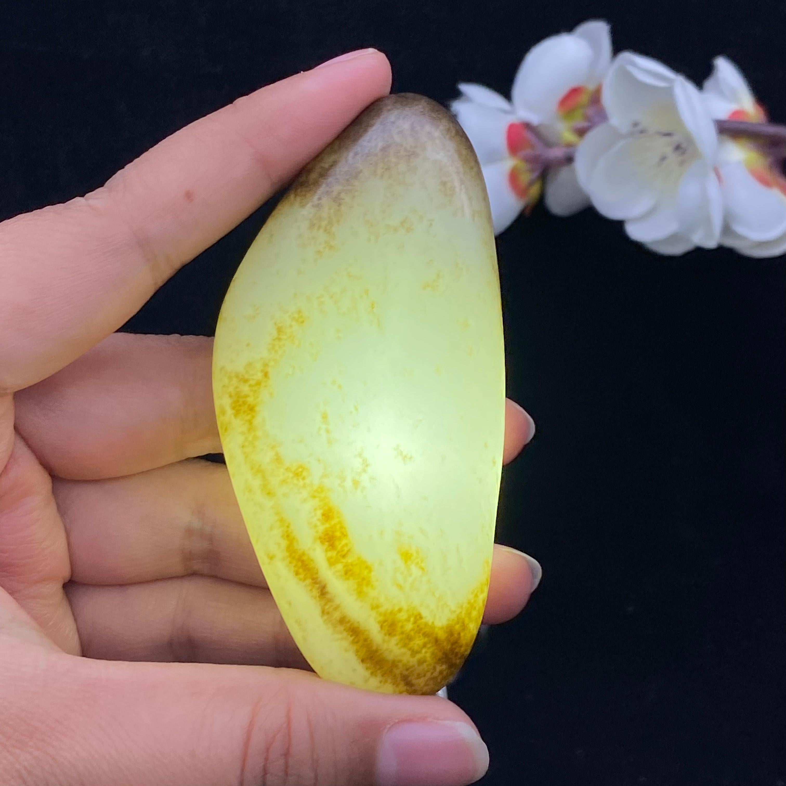 和田玉秋梨皮籽料手把件（108.7g）