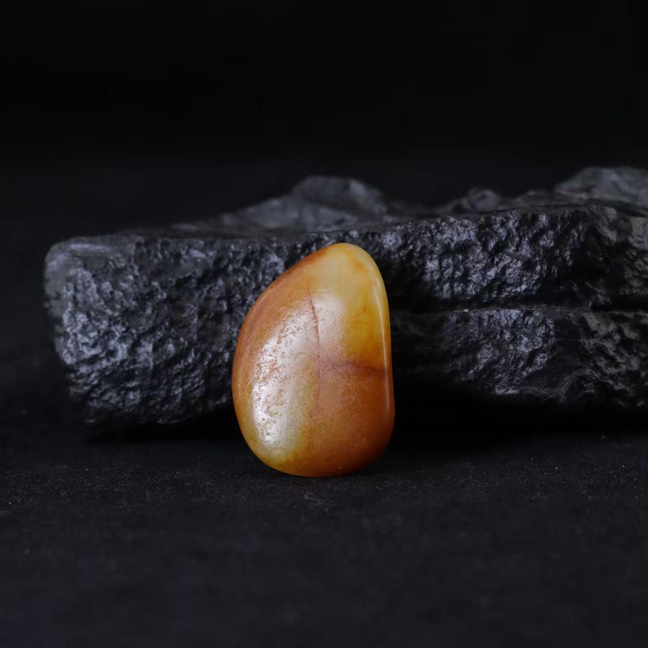 和田玉黄皮籽料（15.93g）