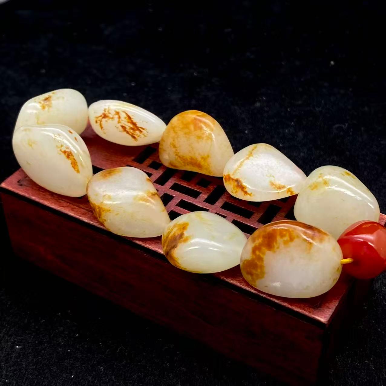 和田玉洒红皮籽料【精品手串】（73.9g）