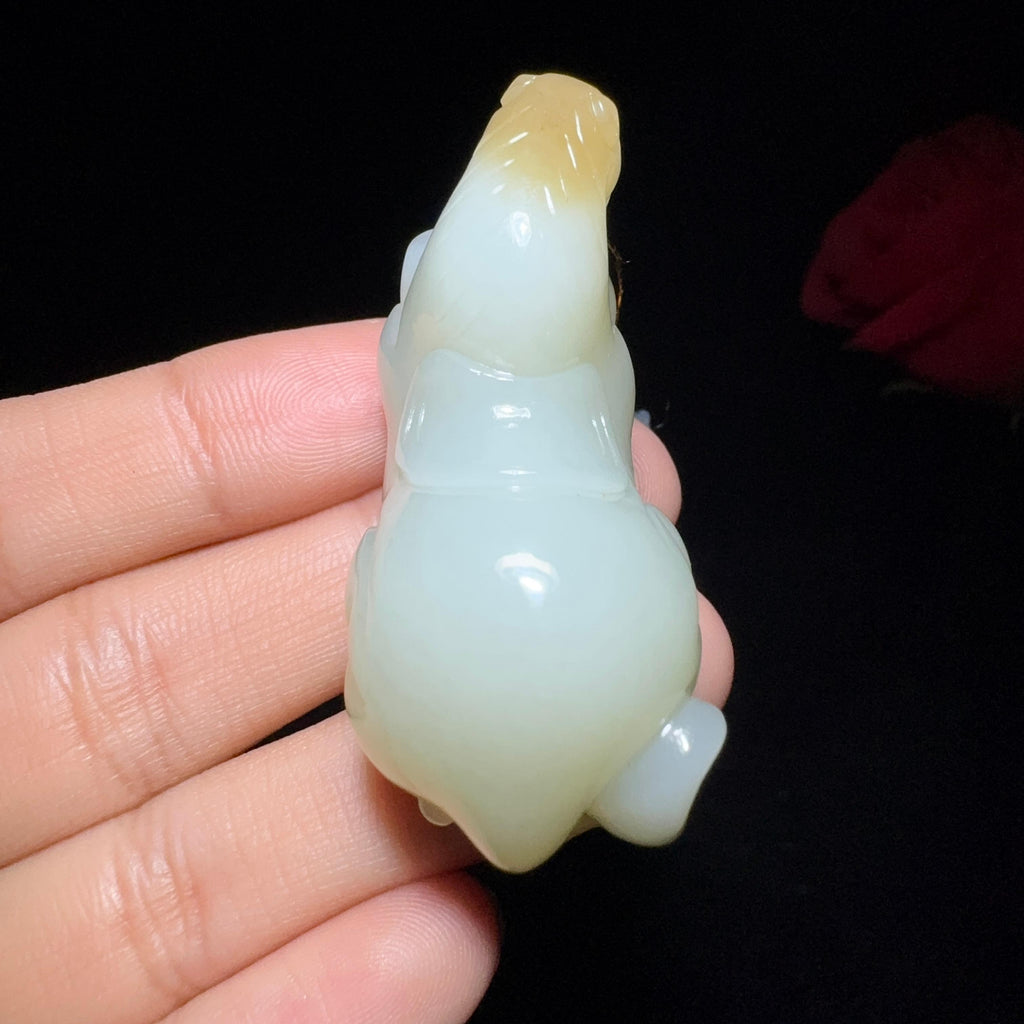 和田玉糖白小手把件马到成功（41.4g）
