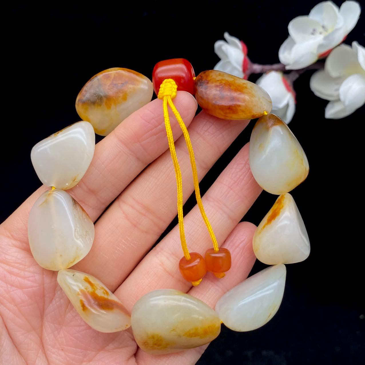 和田玉聚红皮【精品手串】（61g） – 厚德载玉