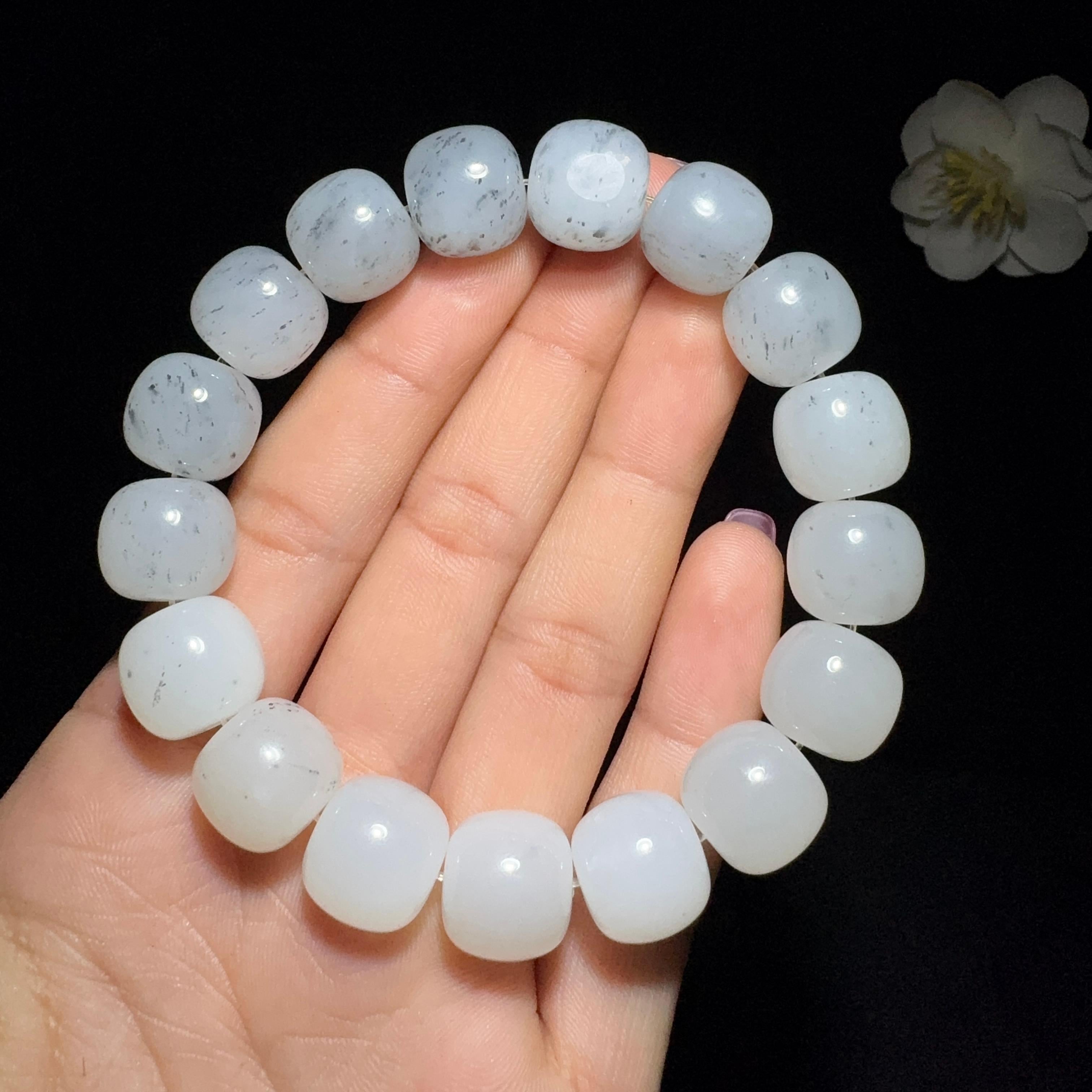 和田玉黑山白玉老型手串（64.2g） – 厚德载玉