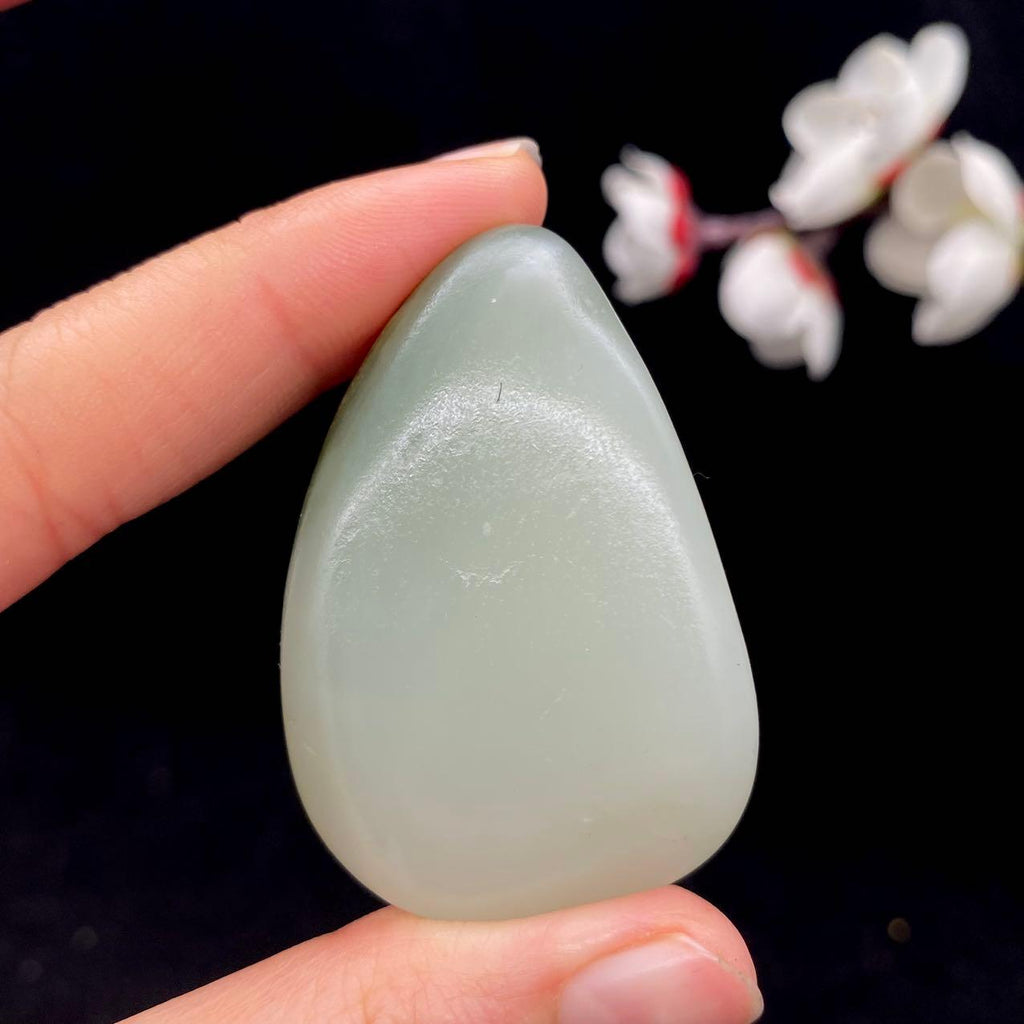 和田玉白玉带翠籽料挂件（47.3g）