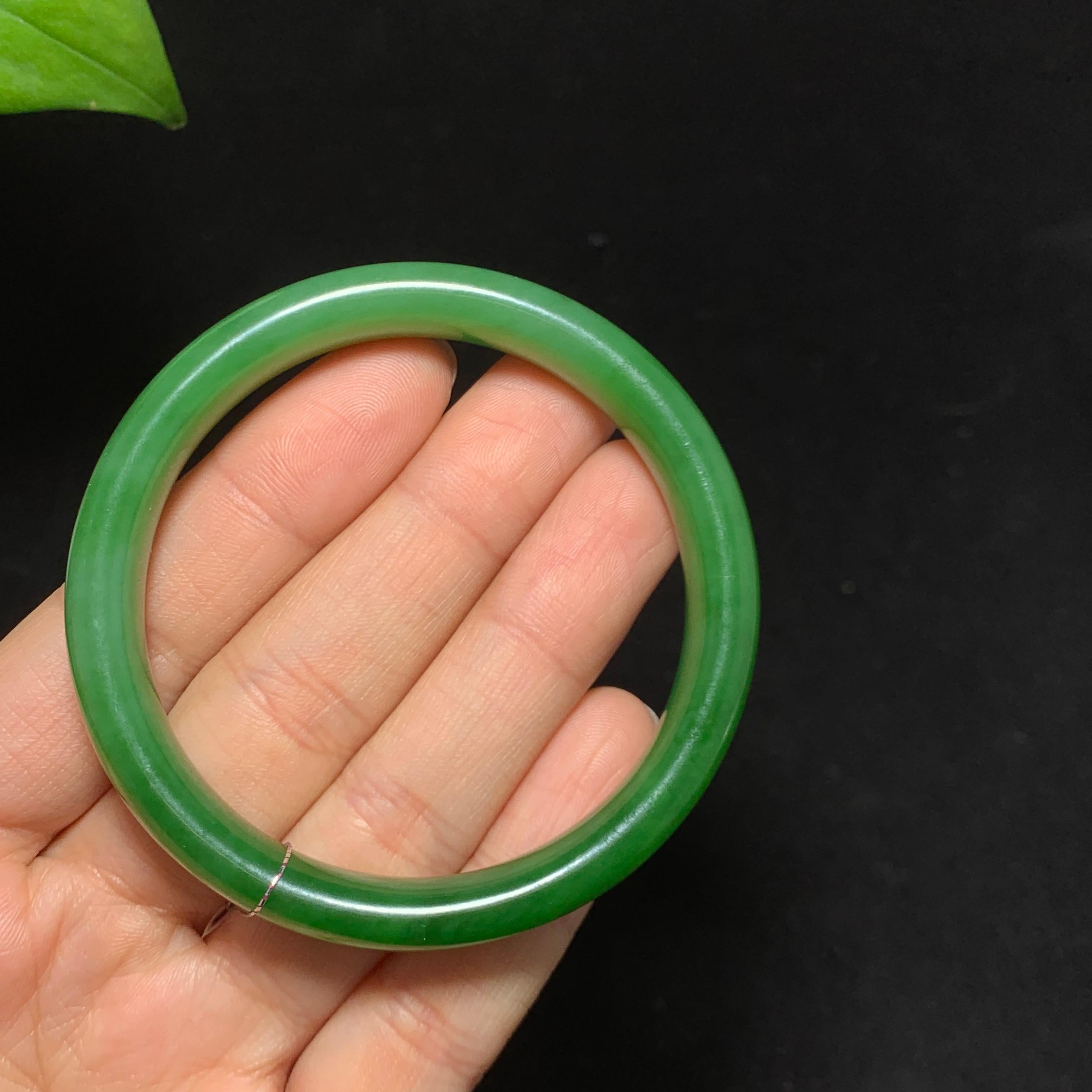 收藏级碧玉辣阳绿手镯（53.4g）