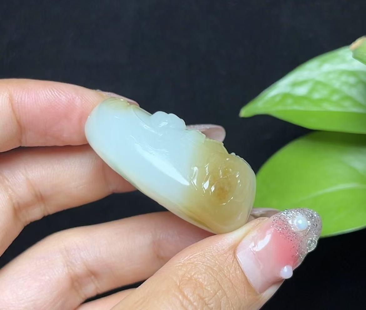 和田玉且末糖羊脂玉佛公（39.0g）