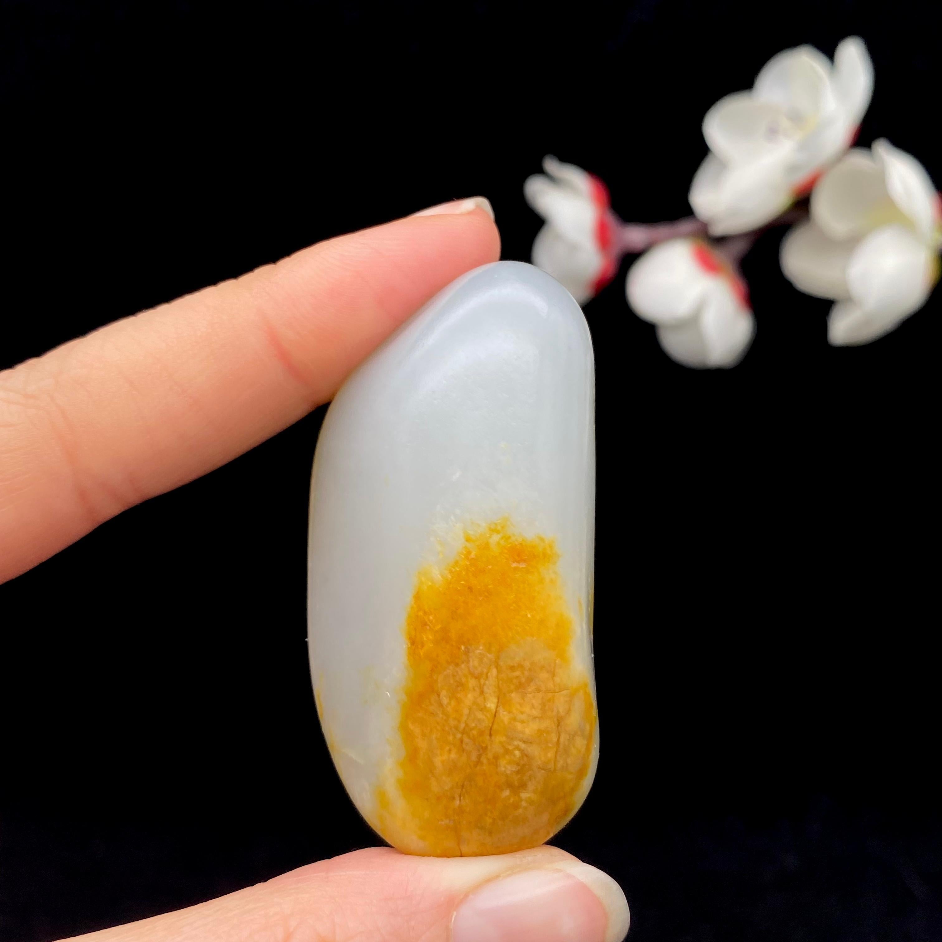 和田玉聚黄皮青花底籽料（36.6g） – 厚德载玉