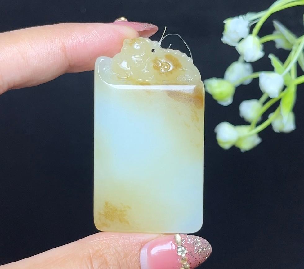 和田玉糖白府上有龙平安无事牌（37.0g）