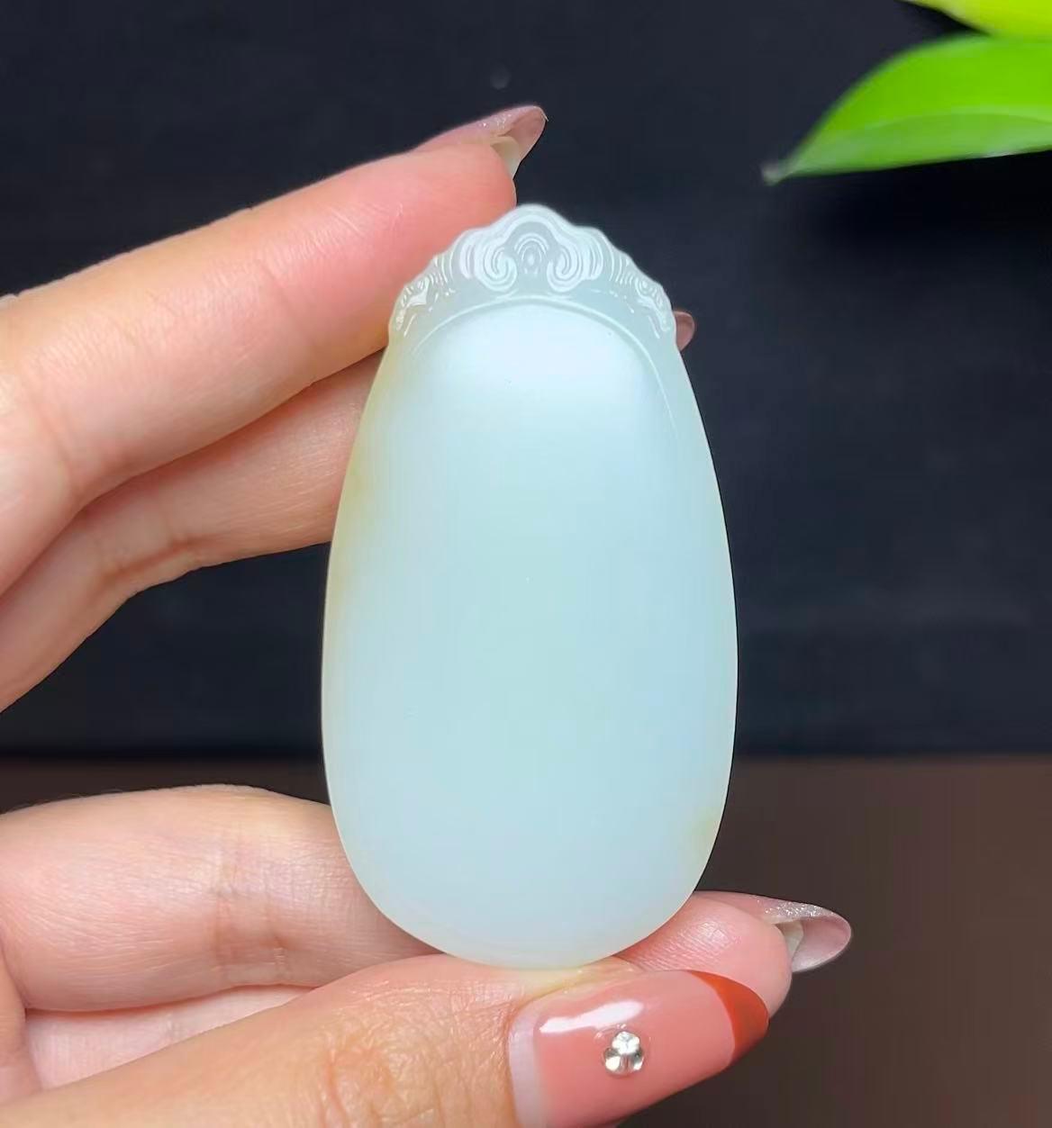 新疆和田玉且末料羊脂玉龙牌（43.8g） – 厚德载玉