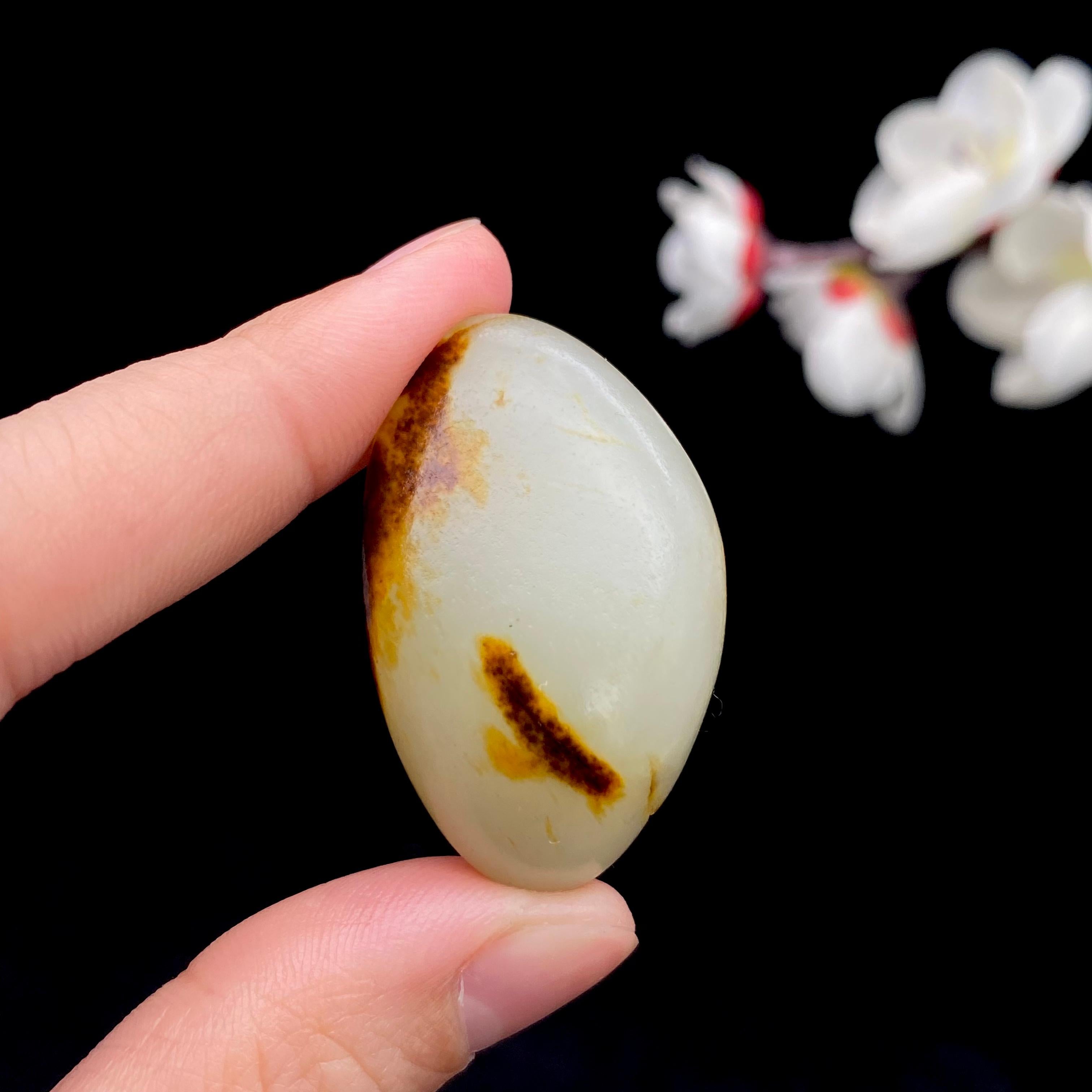 和田玉聚黄皮青花底籽料（82.5g） – 厚德载玉