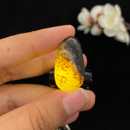 和田玉黑秋梨皮籽料原石（8.1g）
