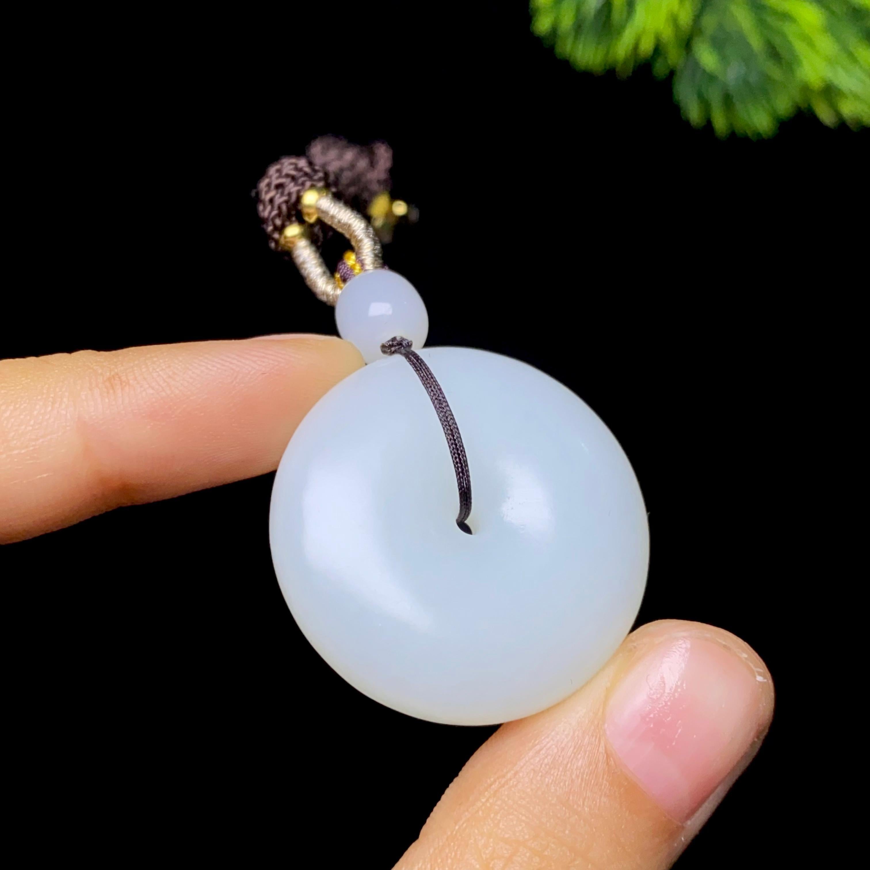 新品　未使用　天然和田玉白玉　白玉バングル 白半透明　うるうる　可愛い　本物保証 新品 未使用 天然和田玉白玉 白玉バングル 白半透明 うるうる 可愛い