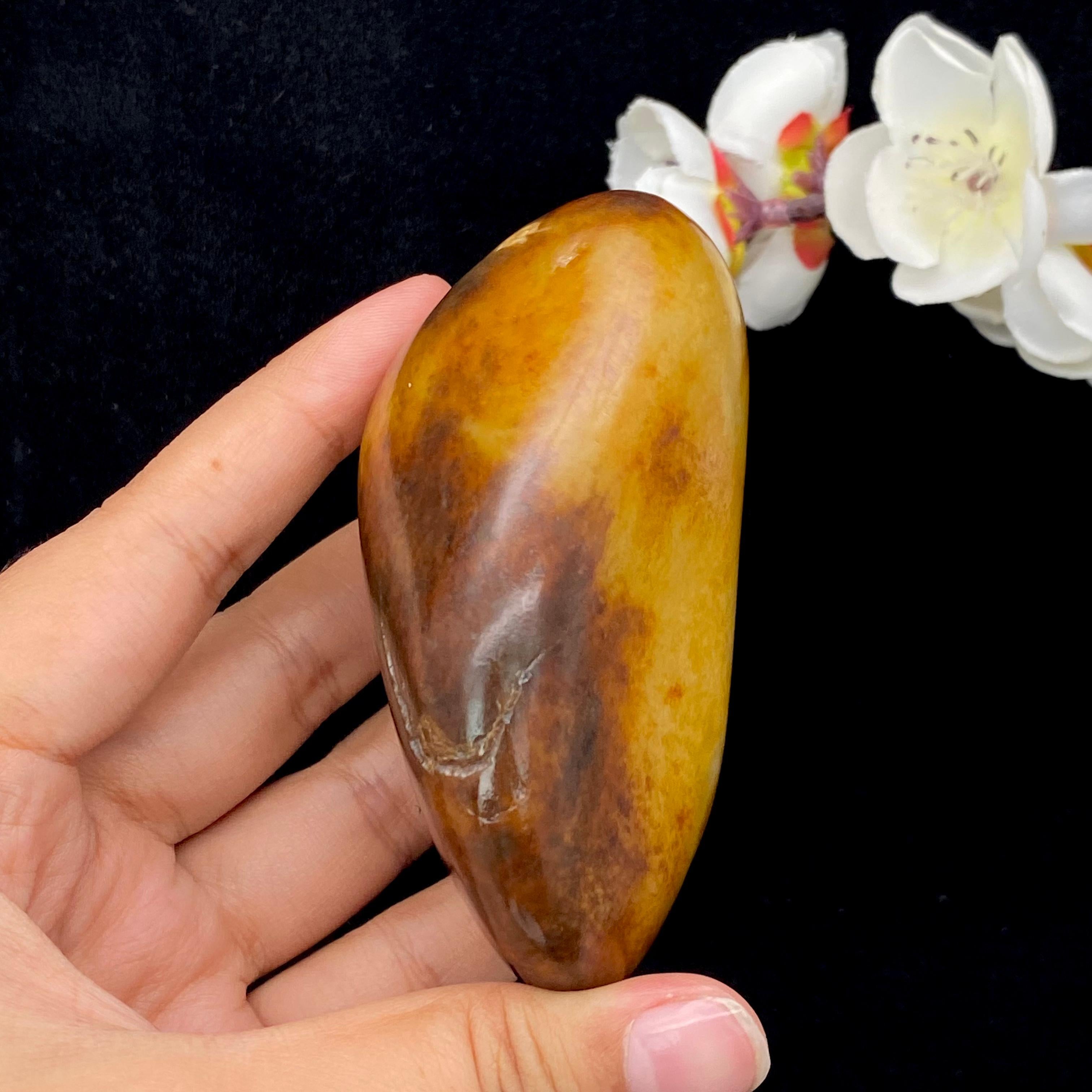 和田玉聚红皮籽料大手把件（345.3g）