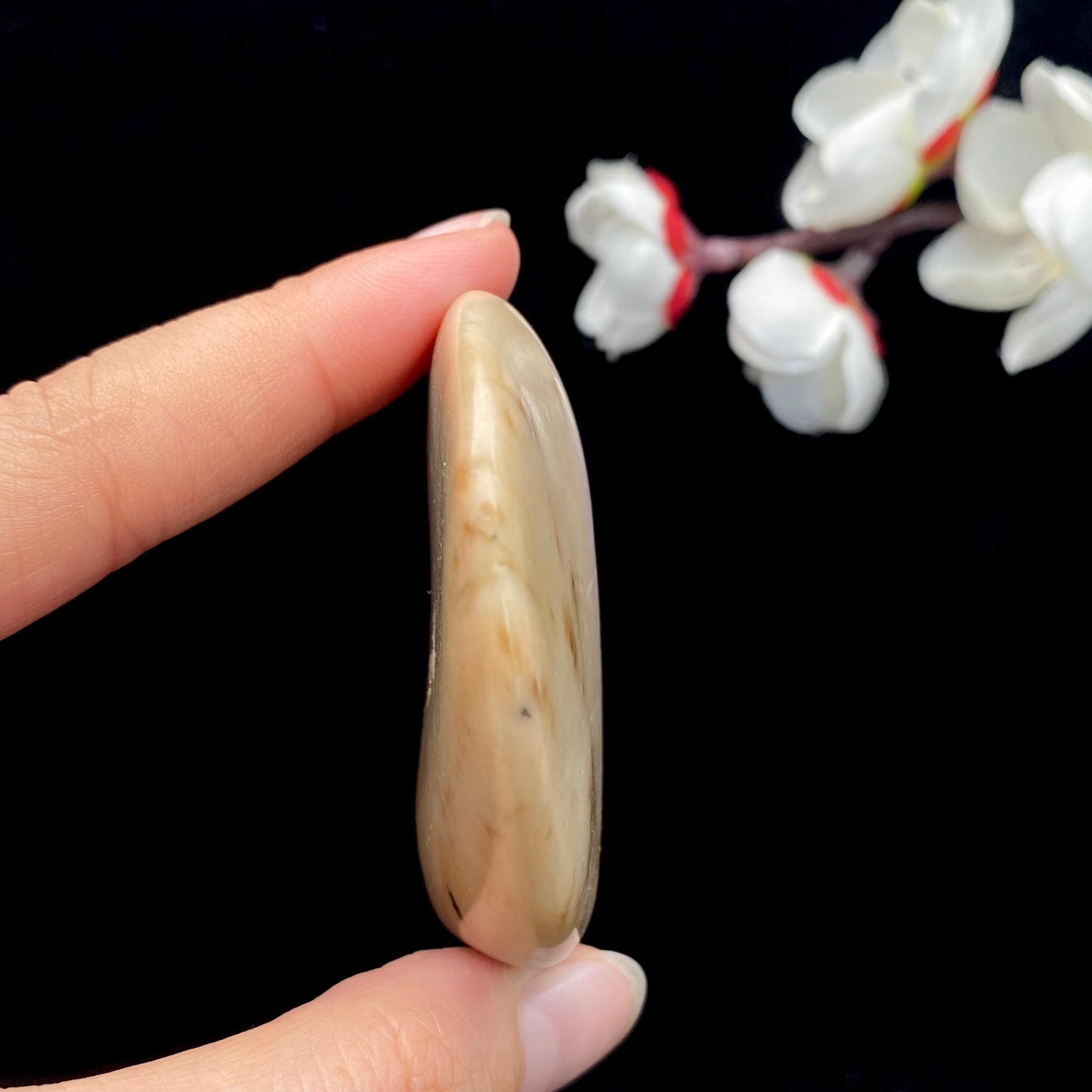 和田玉桃花玉籽料原石（57.4g）
