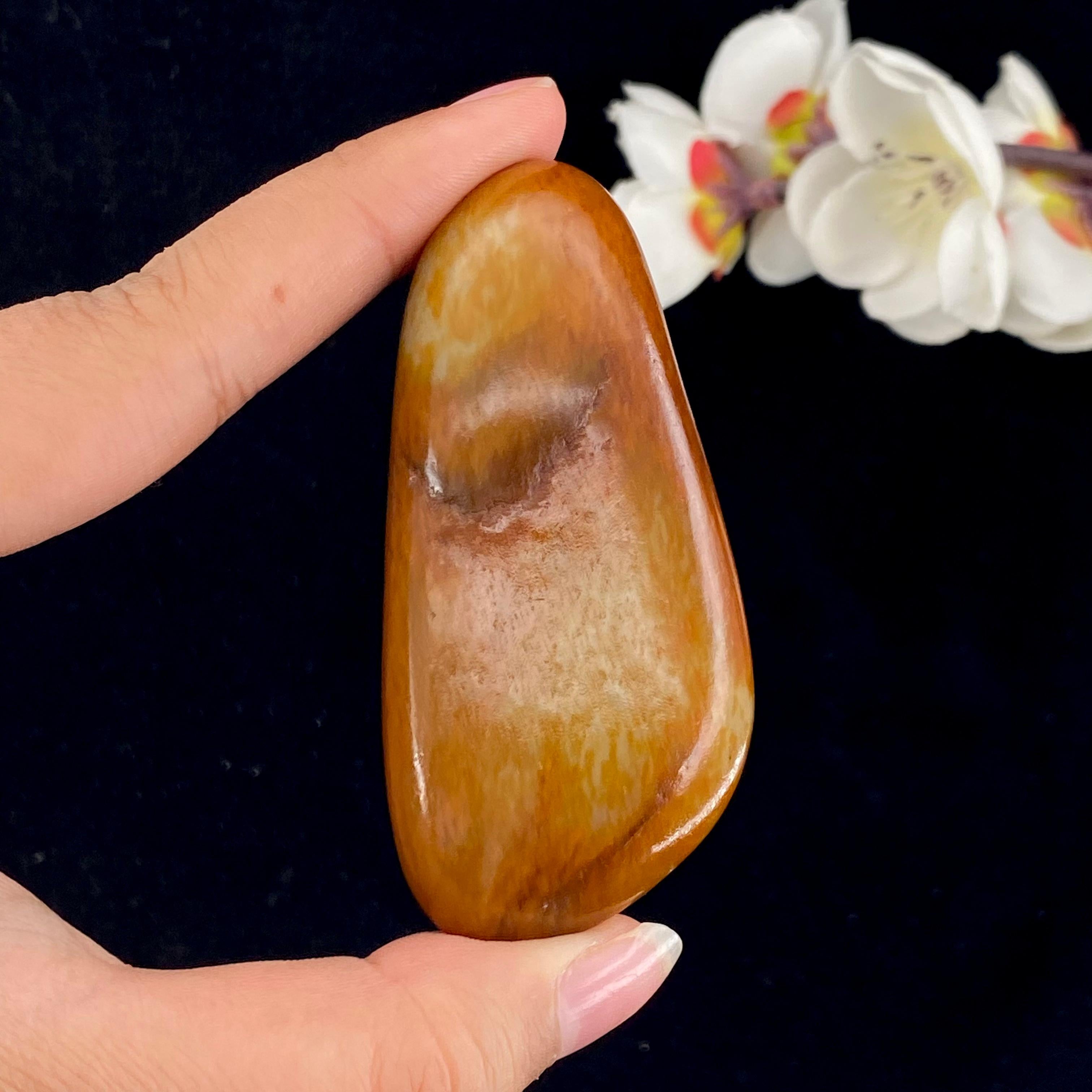 和田玉聚红皮籽料小手把件（80g）