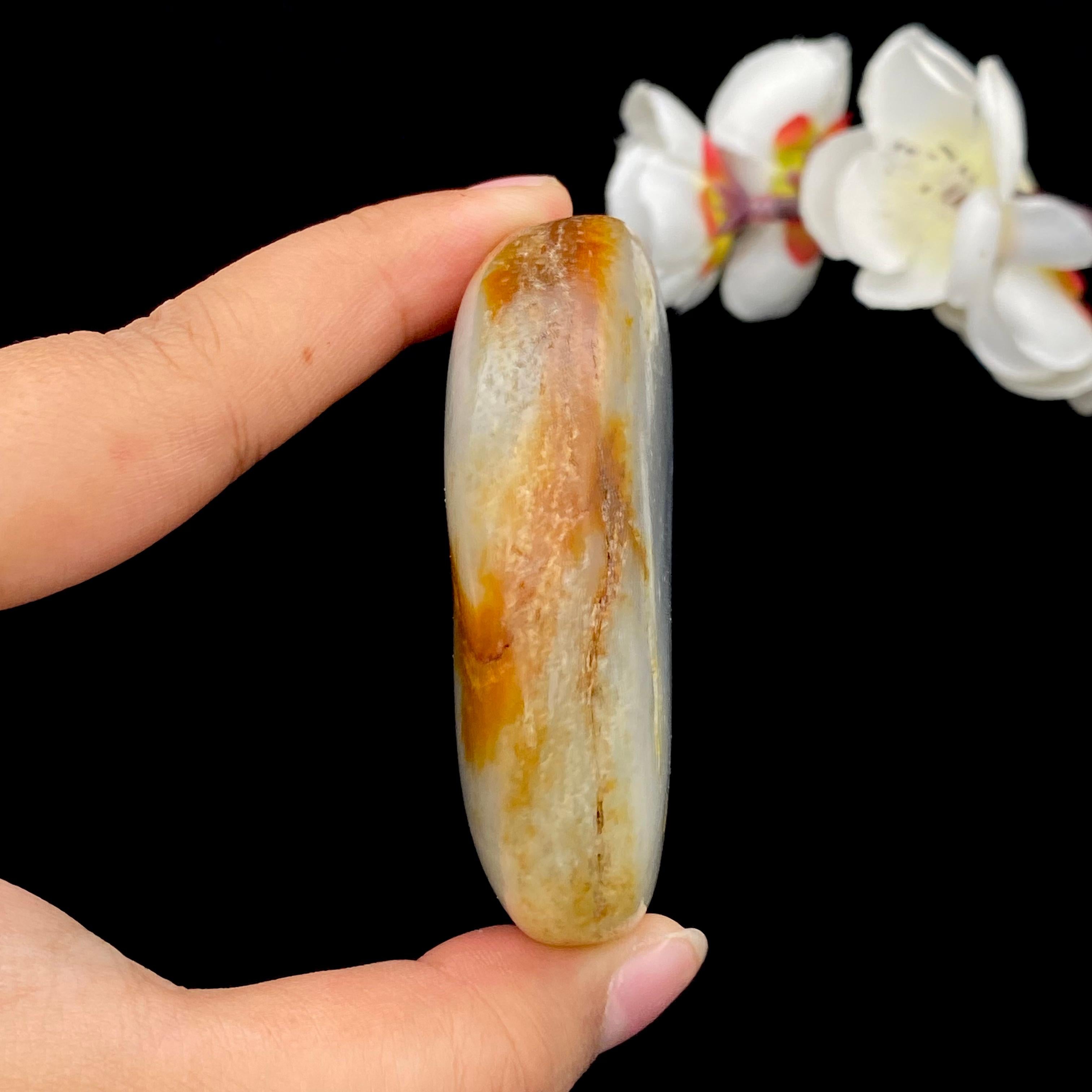 和田玉聚黄皮青花底籽料手把件（168.1g）