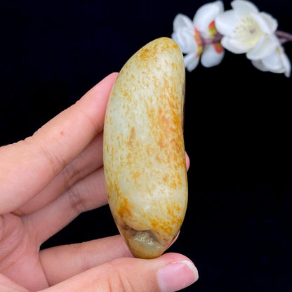 和田玉满洒金皮籽料手把件（157g）