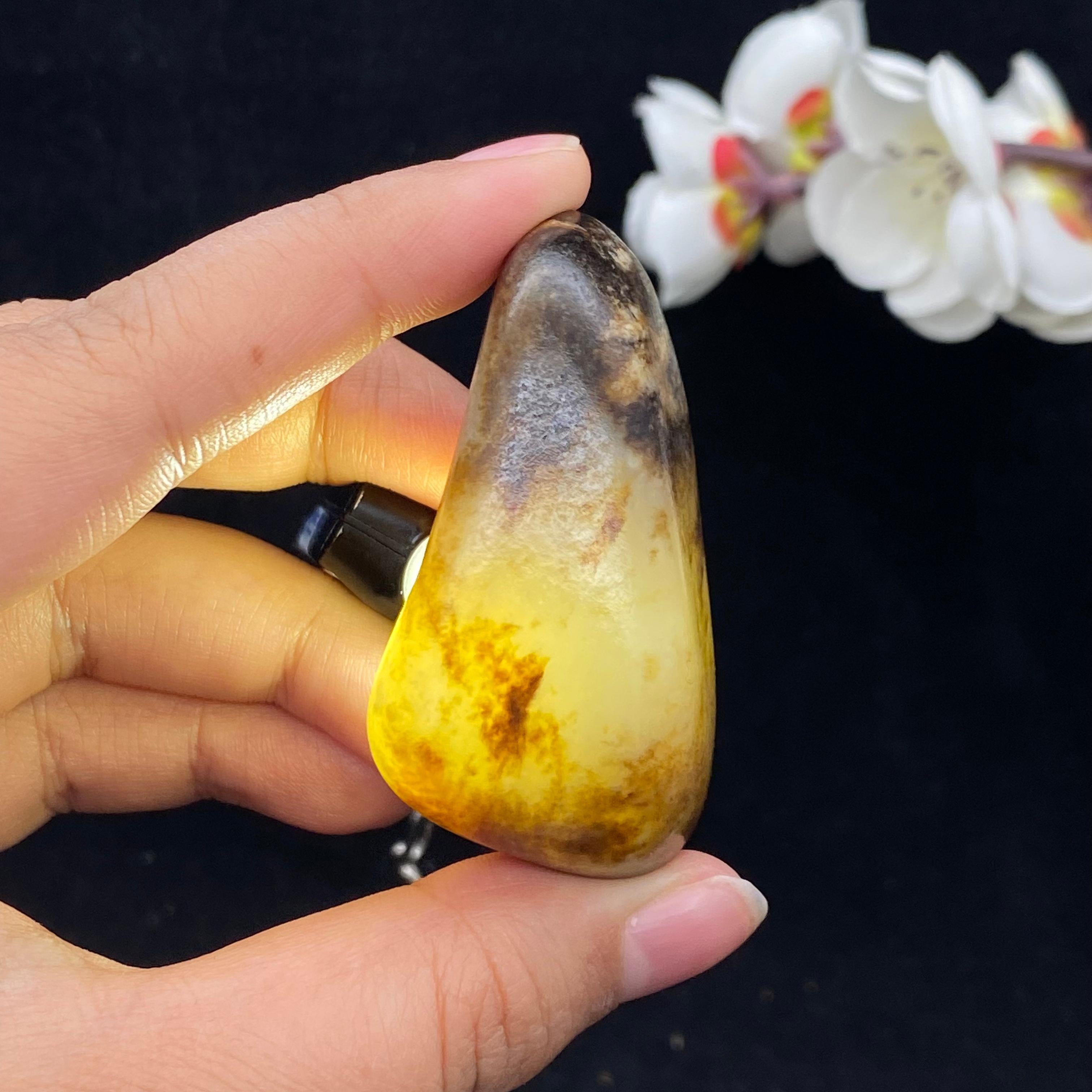 【超值推荐】和田玉秋梨皮籽料小手把件（75.6g）